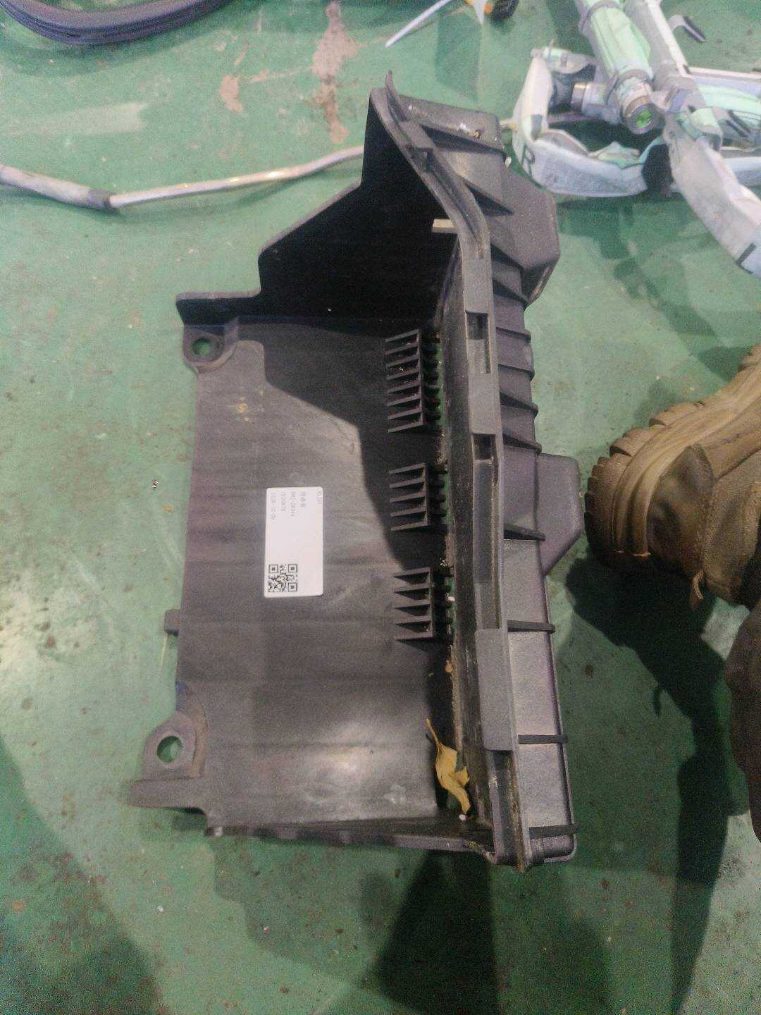 C2Z10600 蓄电池座