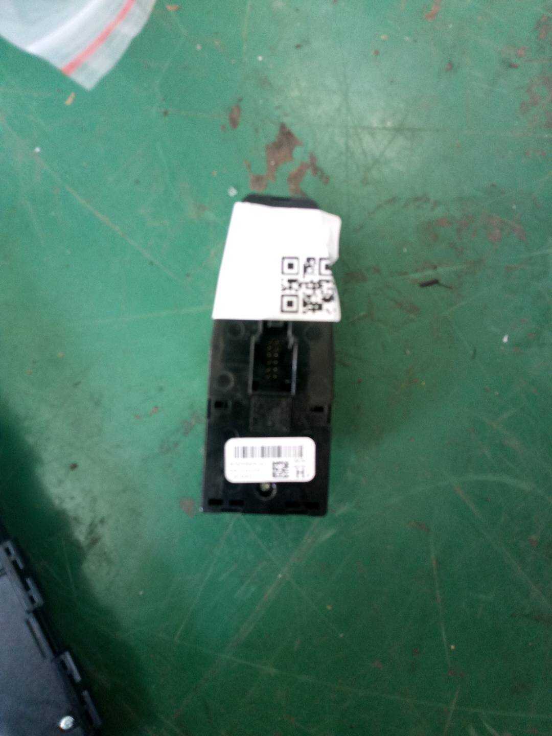 61319354854 前门玻璃升降开关(左)