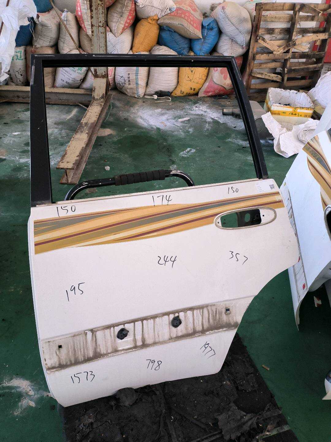 6700460340 后门壳(左)