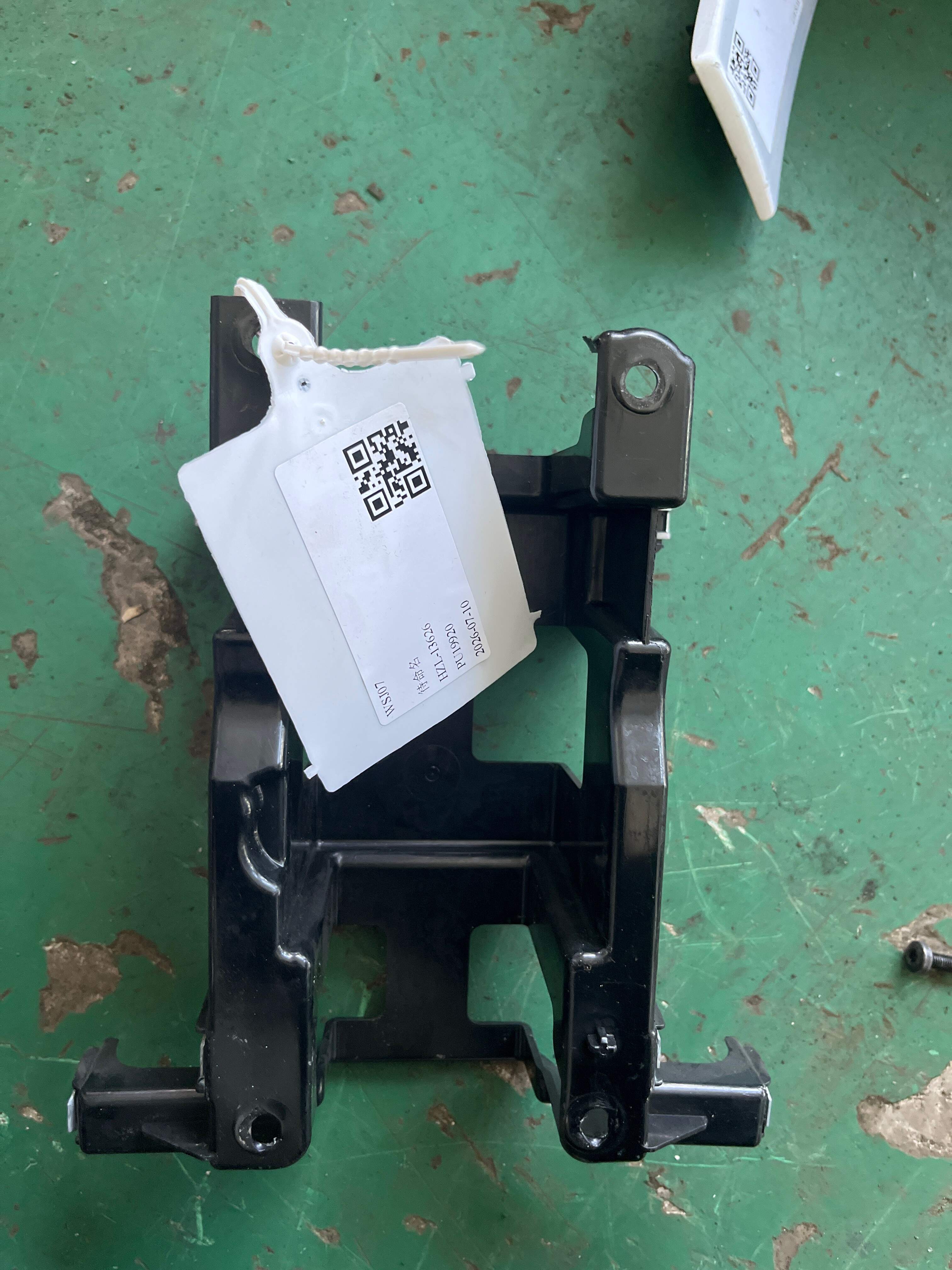 LR025860 Center Console Bracket, Front
