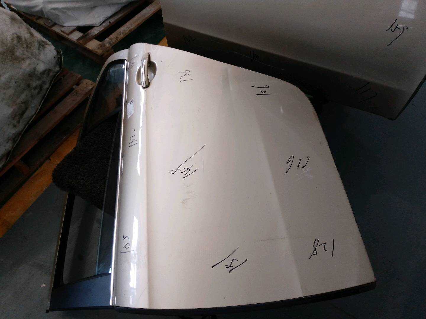 18D833051 后门壳（左）