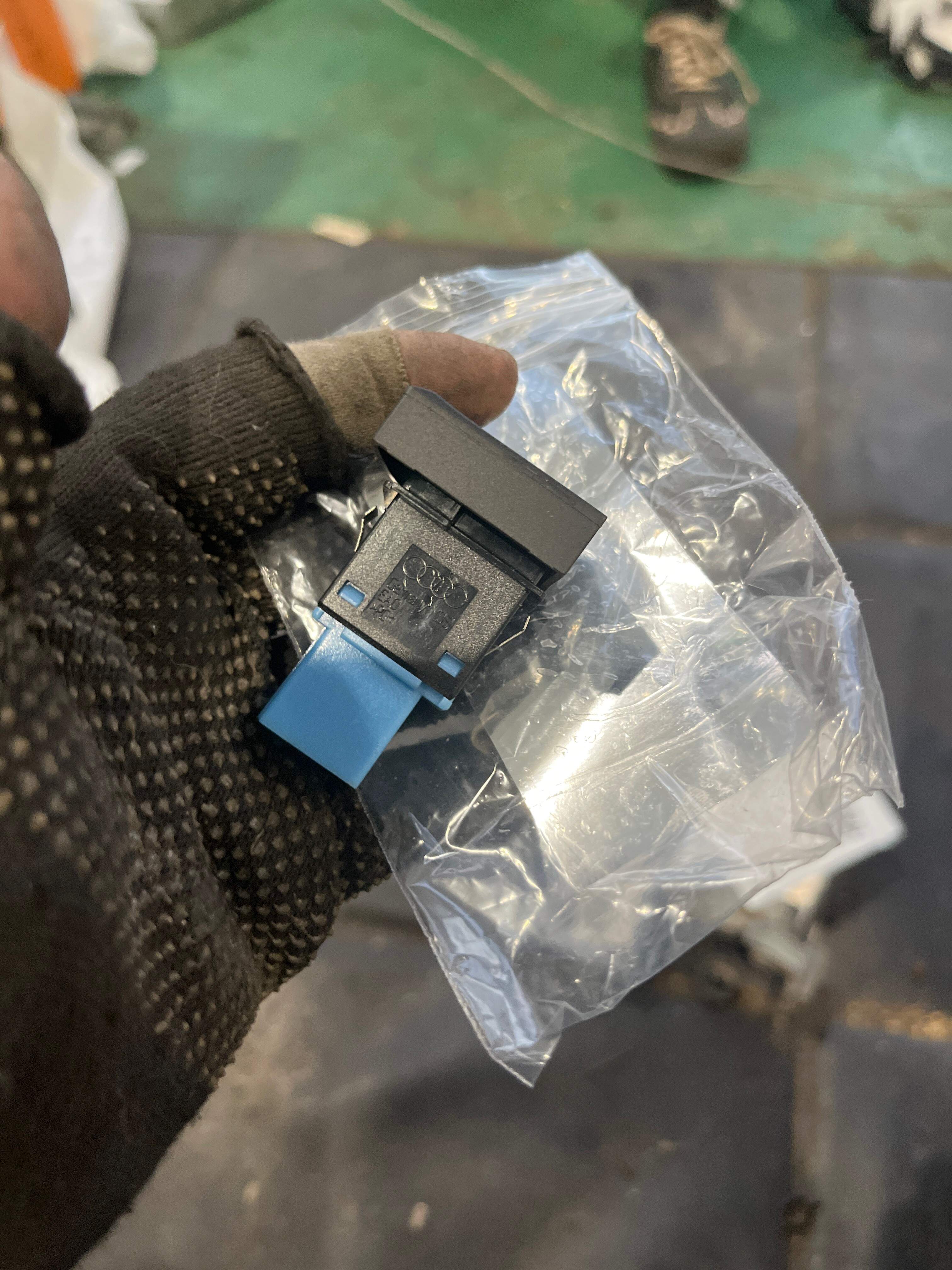 8R0959619A 天窗开关按钮,用于 饮料架冷却元件