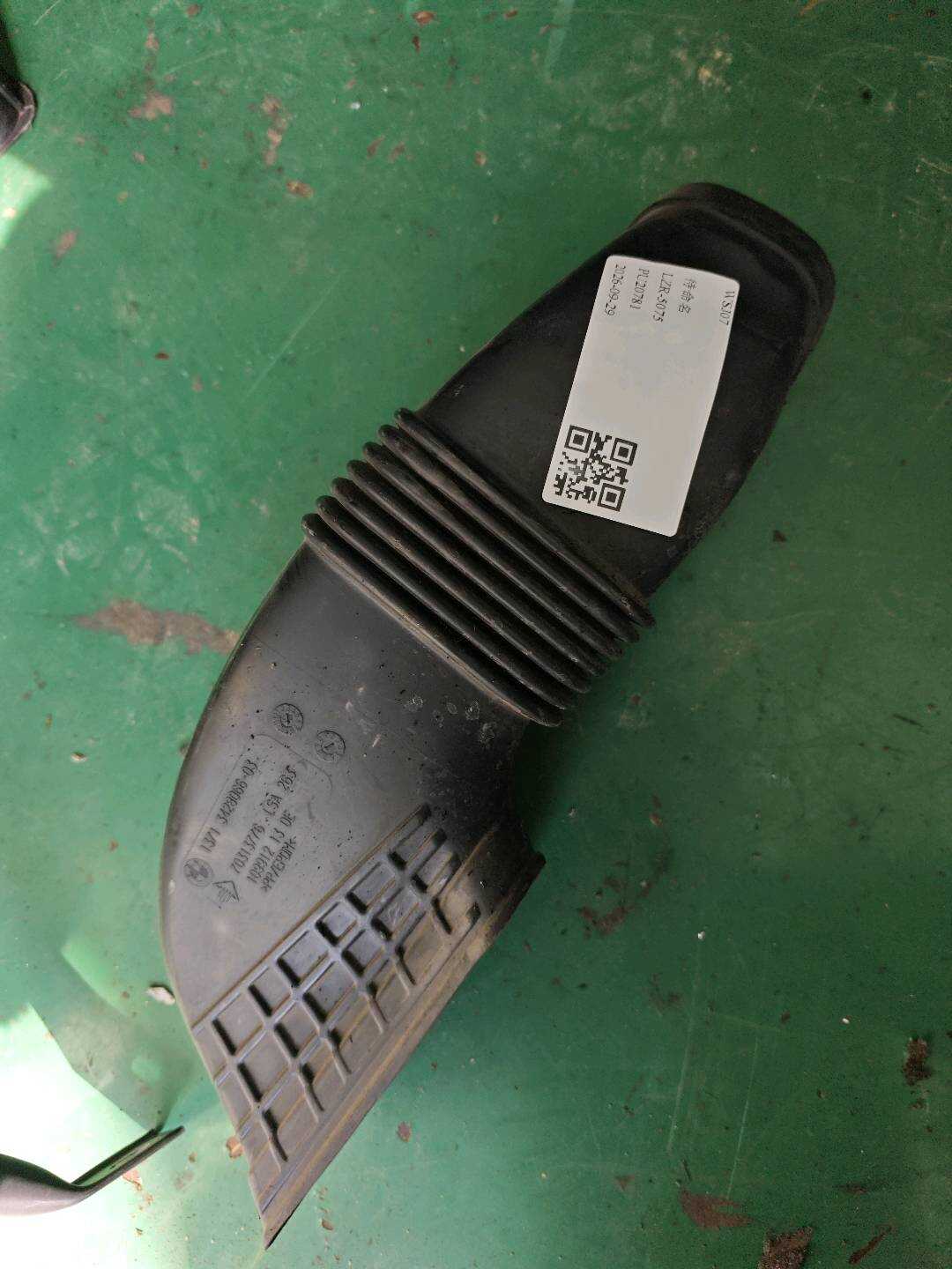 13713428066 空气滤清器进气管（后）