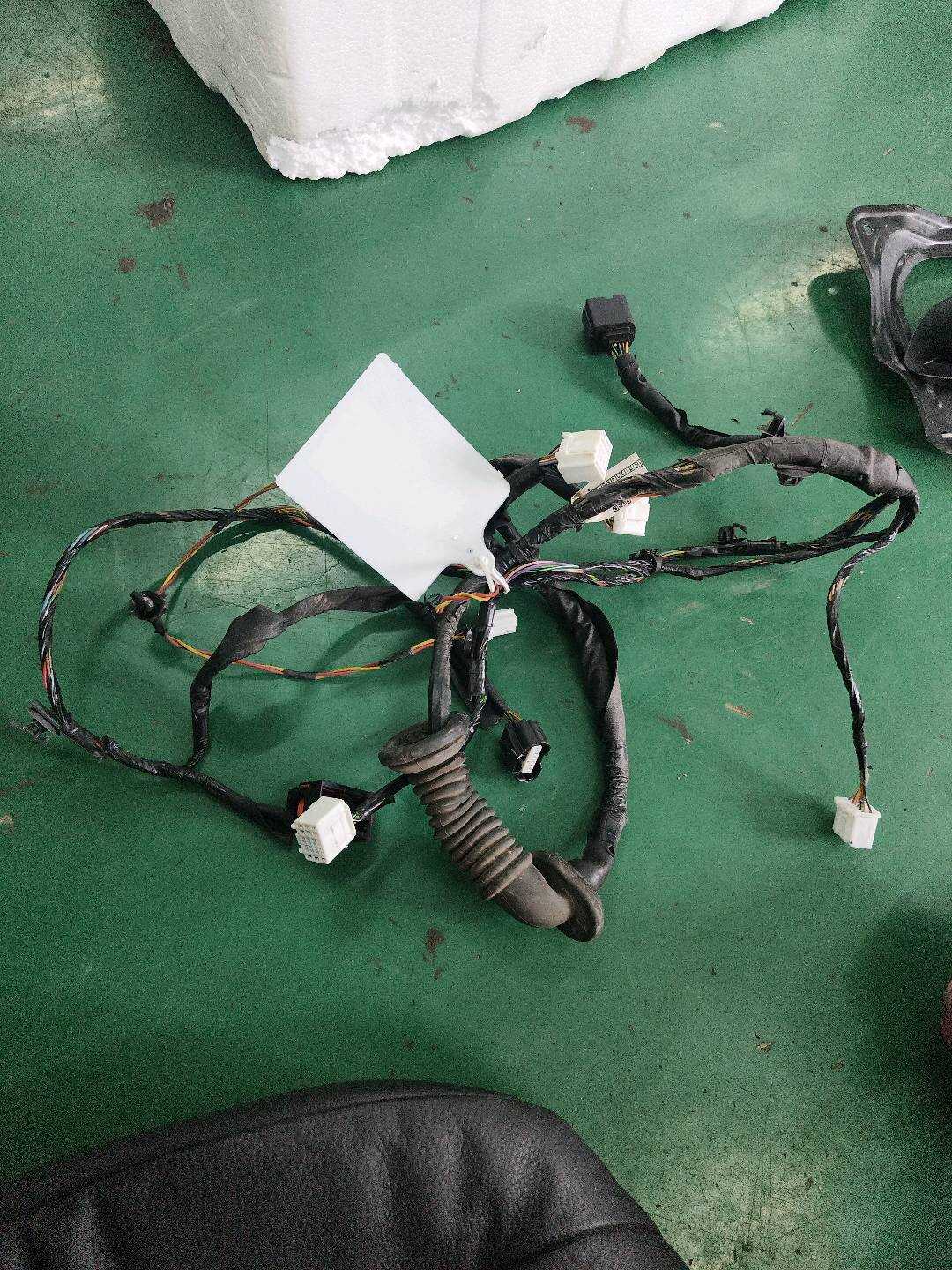 7028001400 右前车门线束