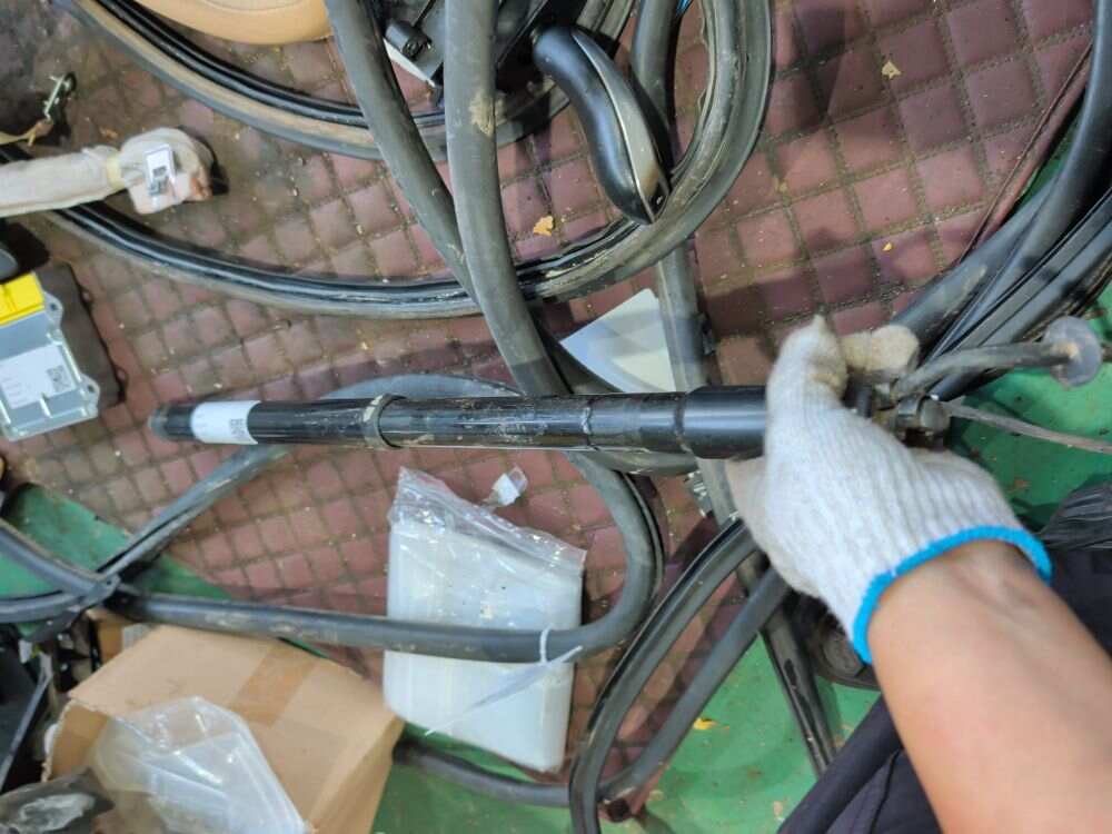 97051257312 尾盖撑杆(右)