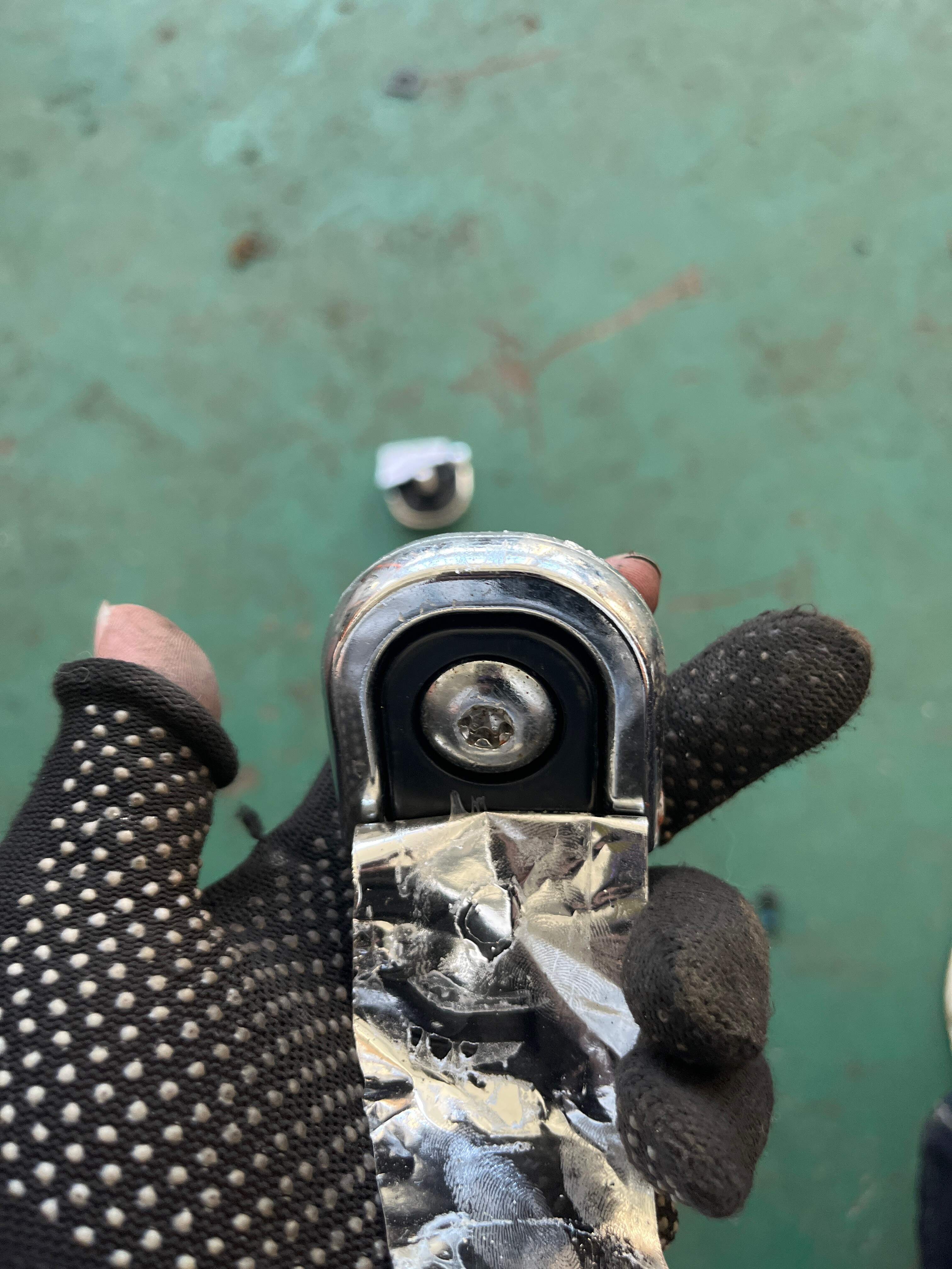 LR031907 Tailgate Hook