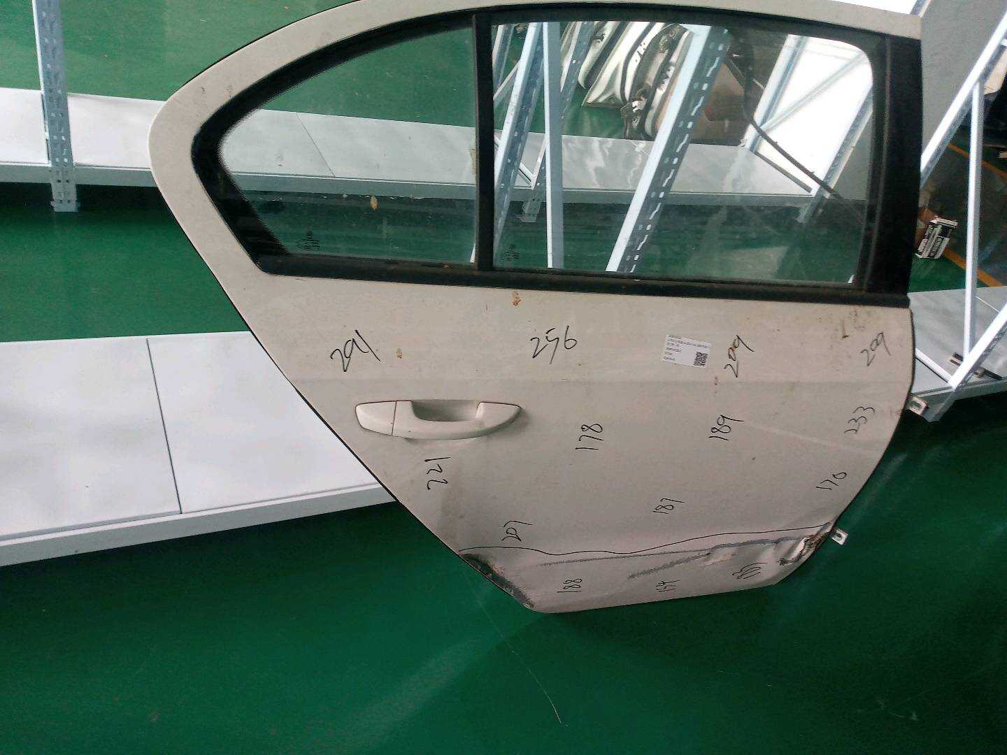 18D833052D 后门壳(右)