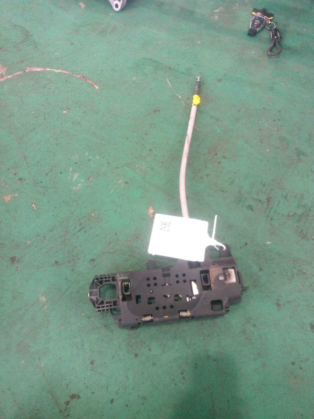 L8WD837811A 后门外拉手固定框（左）