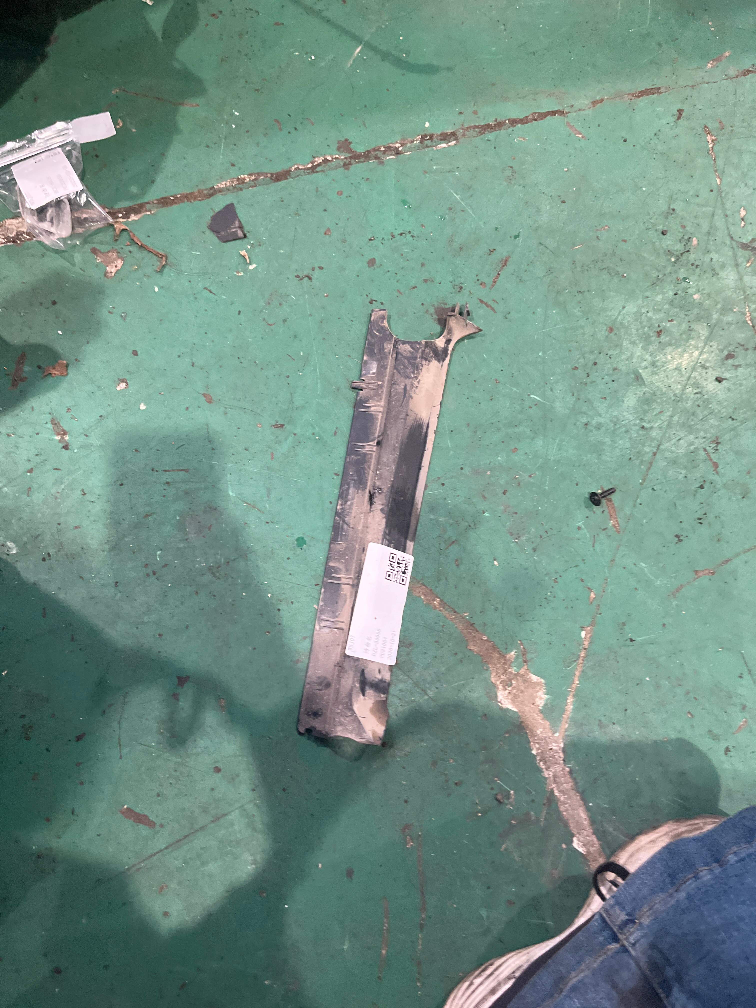 17118632120 Radiator Side Air Deflector, Right