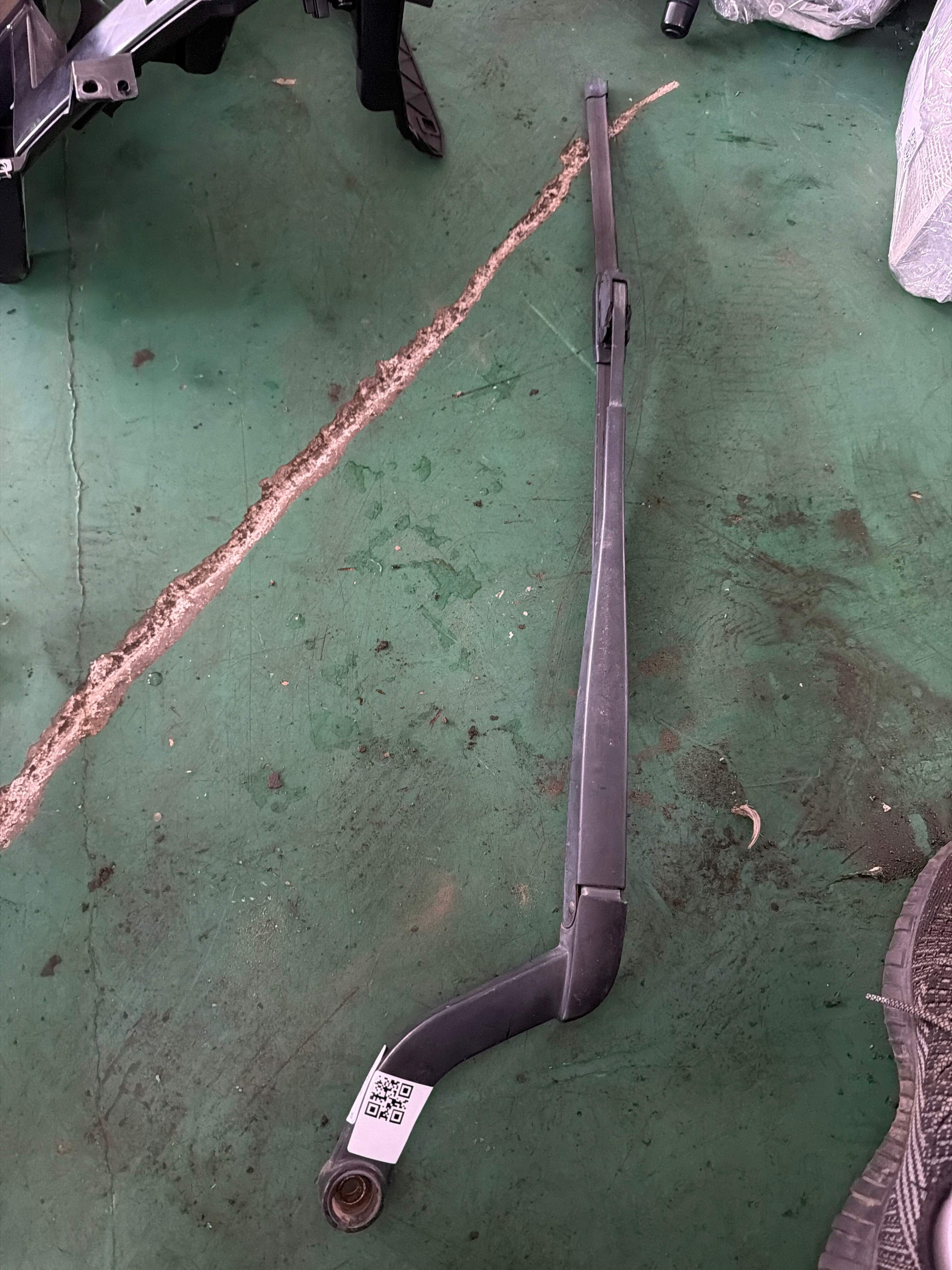 DKB500550 Front Windshield Wiper Arm, Left
