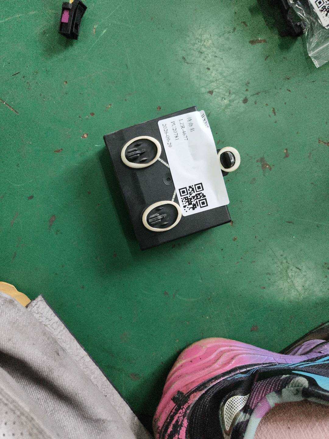 95861879201 前车门控制单元（右）