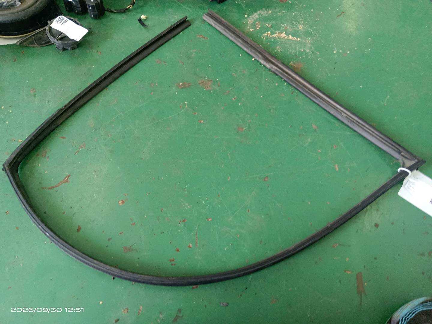825404X000 前门玻璃绒槽（右）