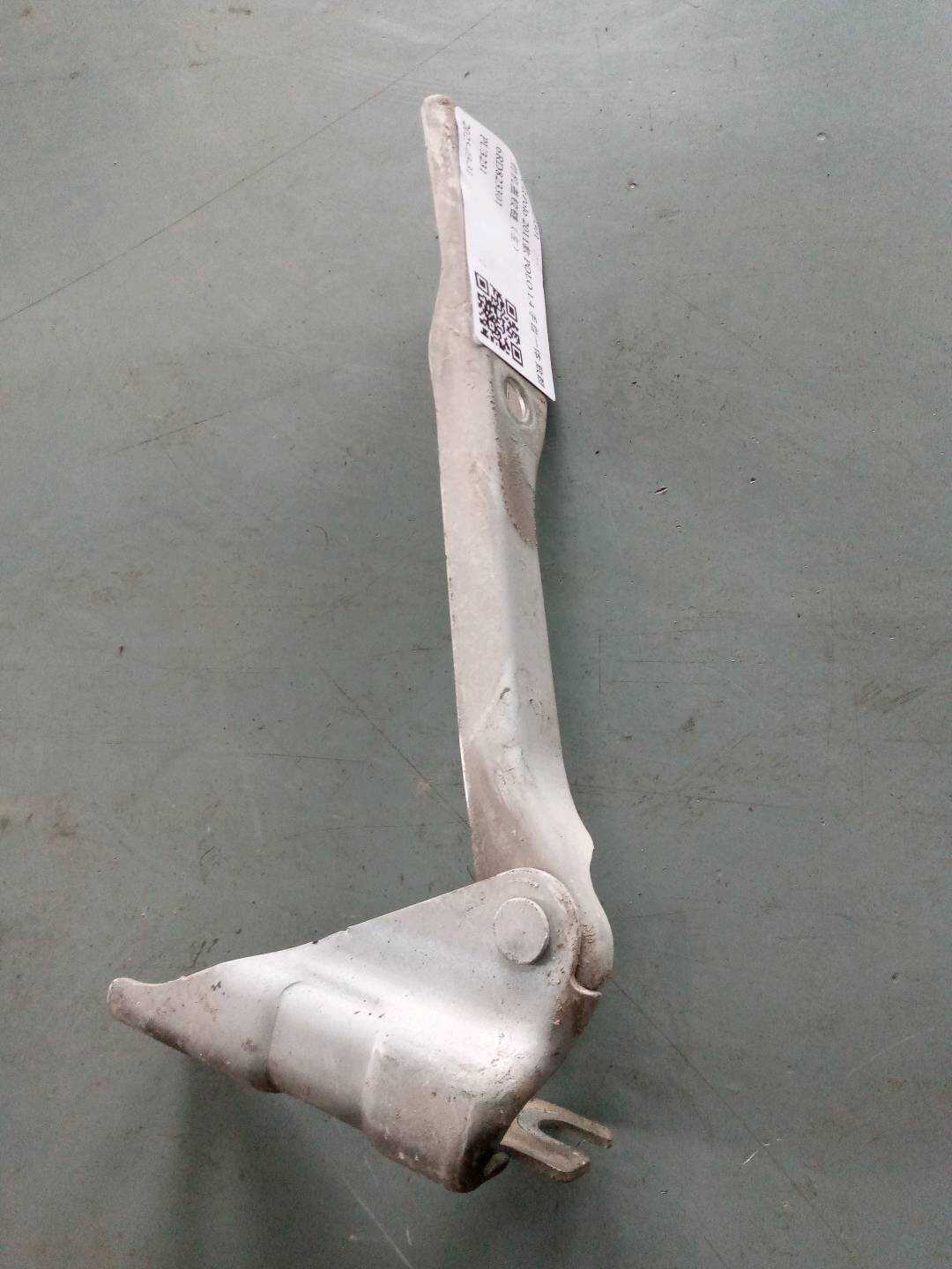 6RD823301 Front Hood Hinge, Left