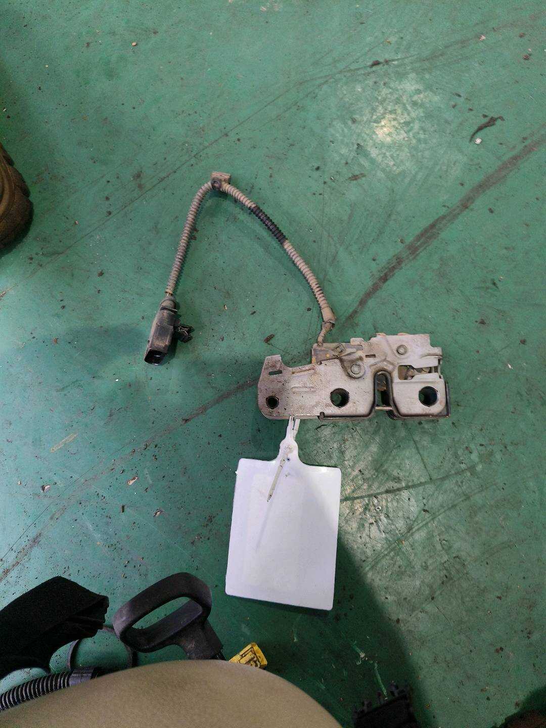 95851150901 前机盖锁机