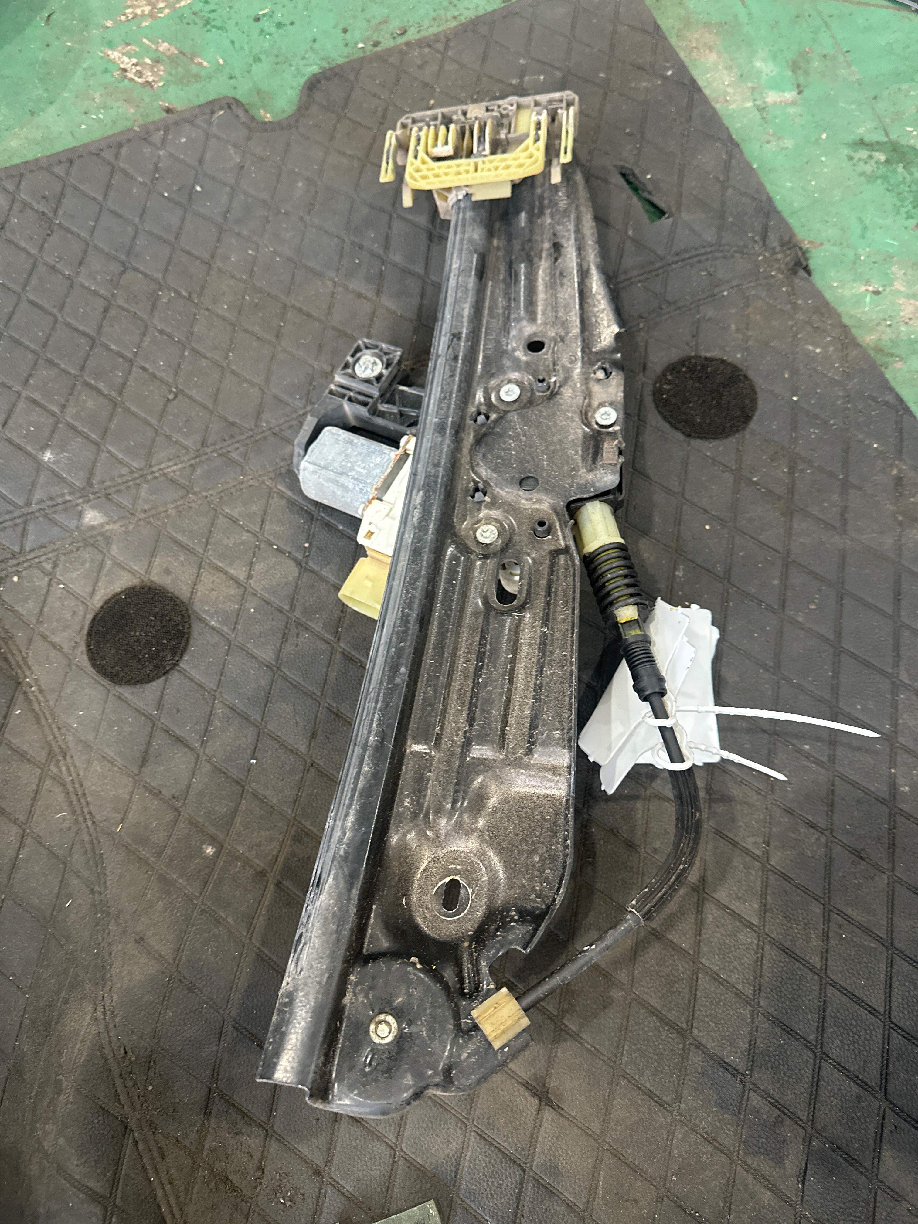 51357182616 后门玻璃升降支架(右)