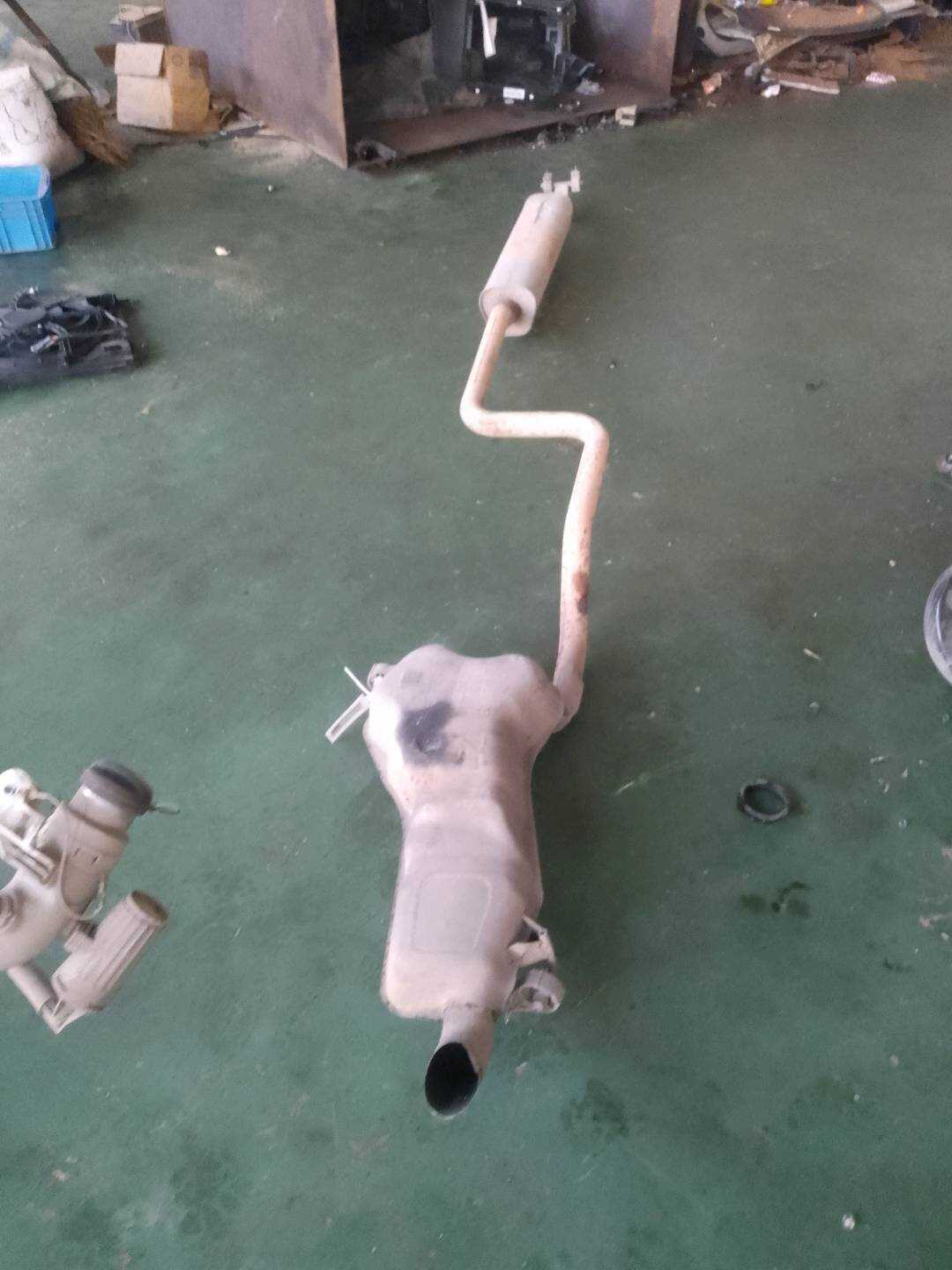 YL00577980 Exhaust Pipe, Center