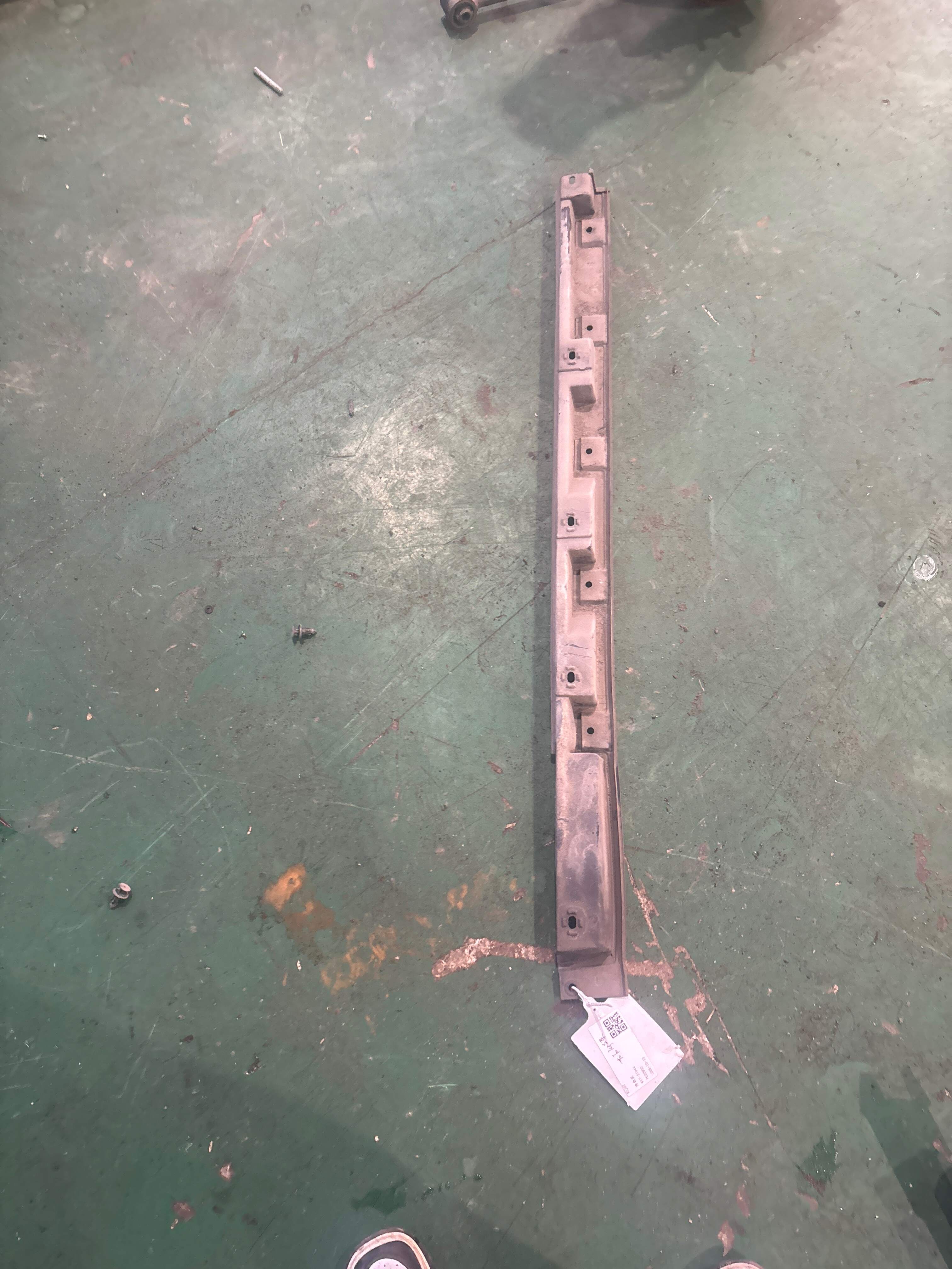 7585633030 底大边支架（左后）