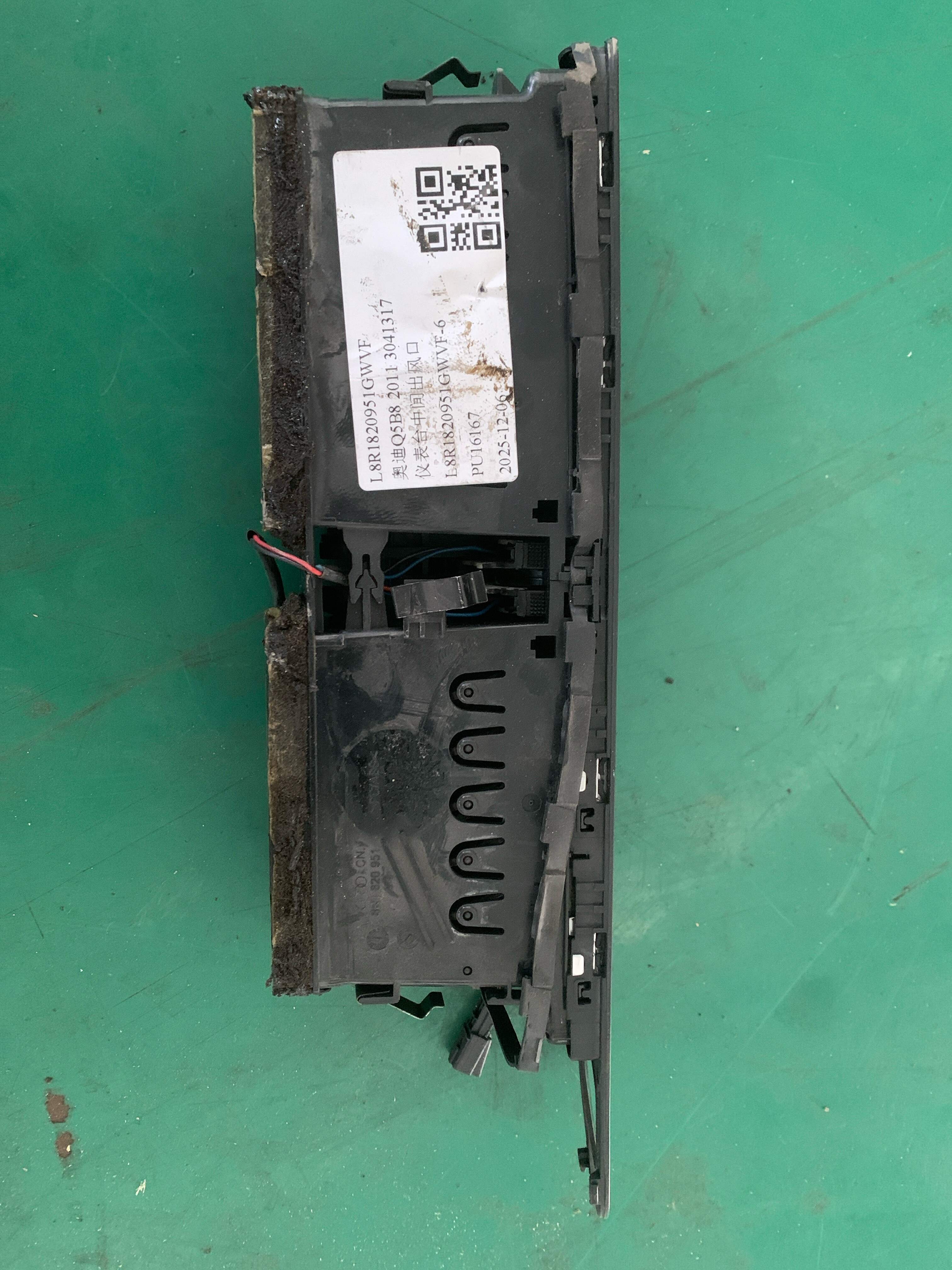 L8R1820951GWVF 仪表台中间出风口