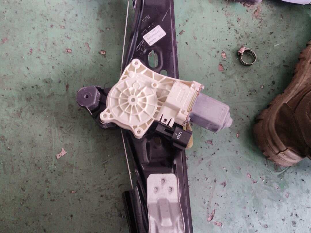 T4N13877 Rear Door Window Regulator Assembly, Left