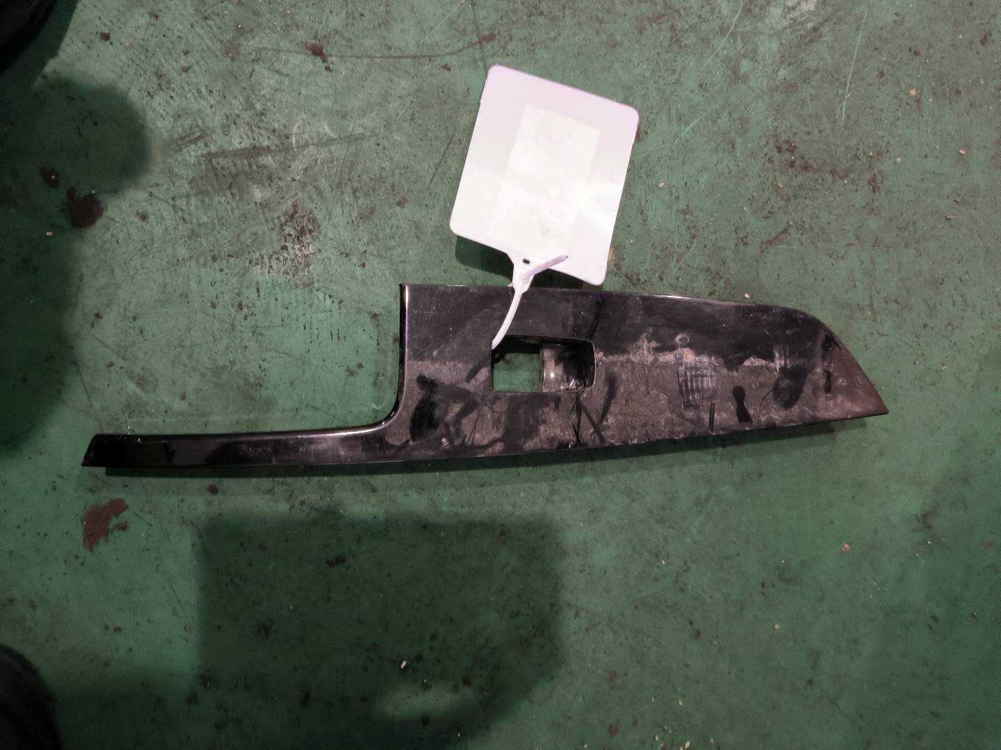 93582B3010PC2 后门玻璃升降开关装饰板（右）