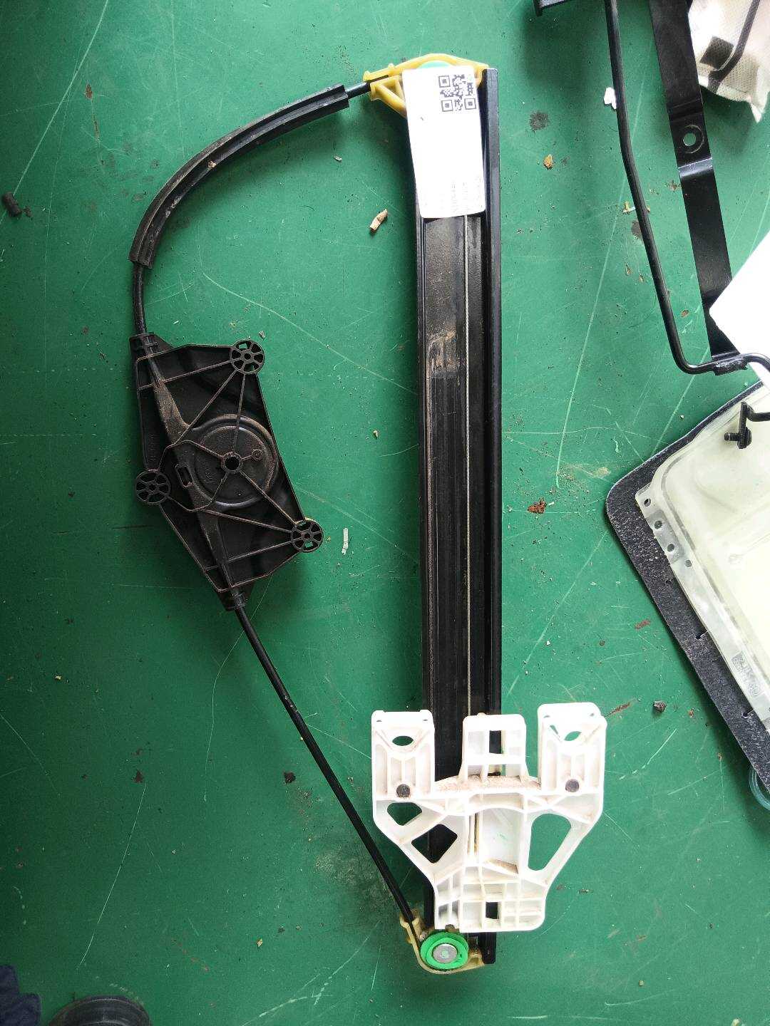 L8U0839461 后门玻璃升降支架（左）