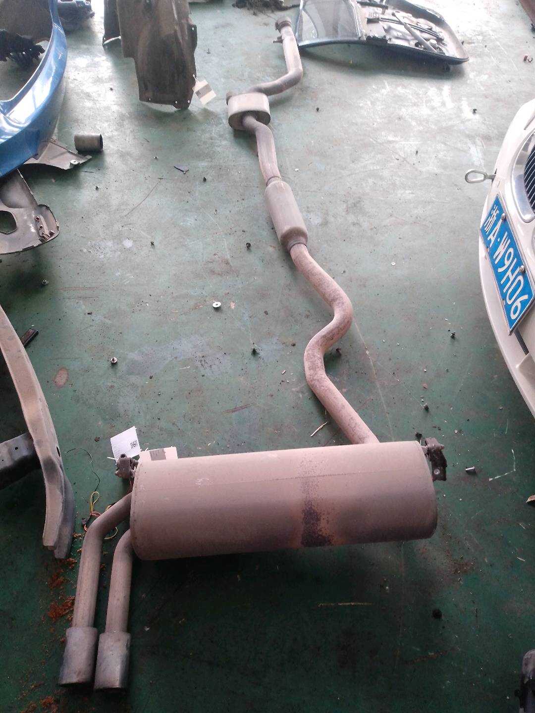 18308643275 排气管（中）