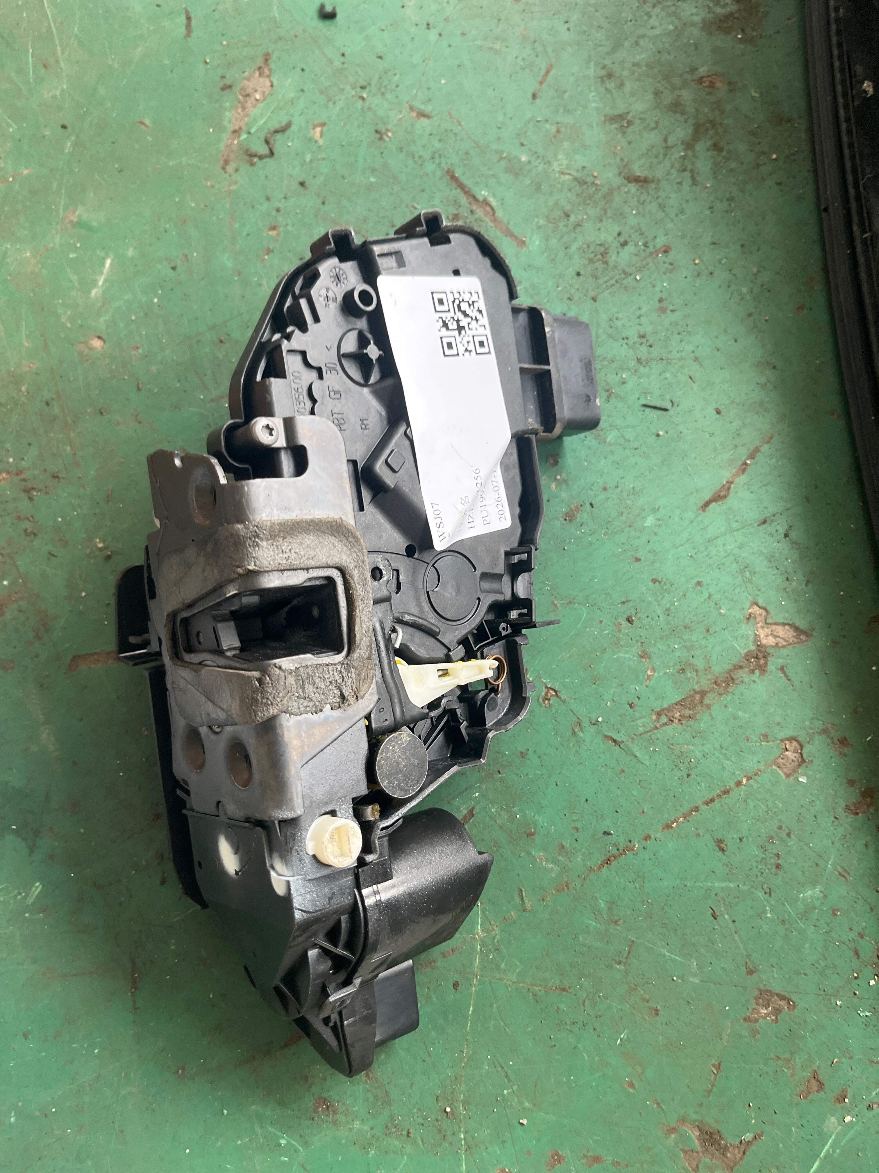 LR013890 Rear Door Lock Mechanism, Right