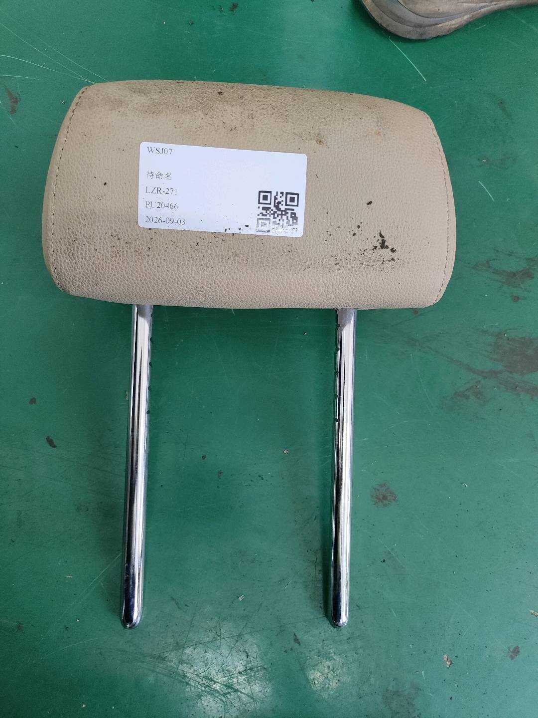 52207152315 后座椅头枕（右）