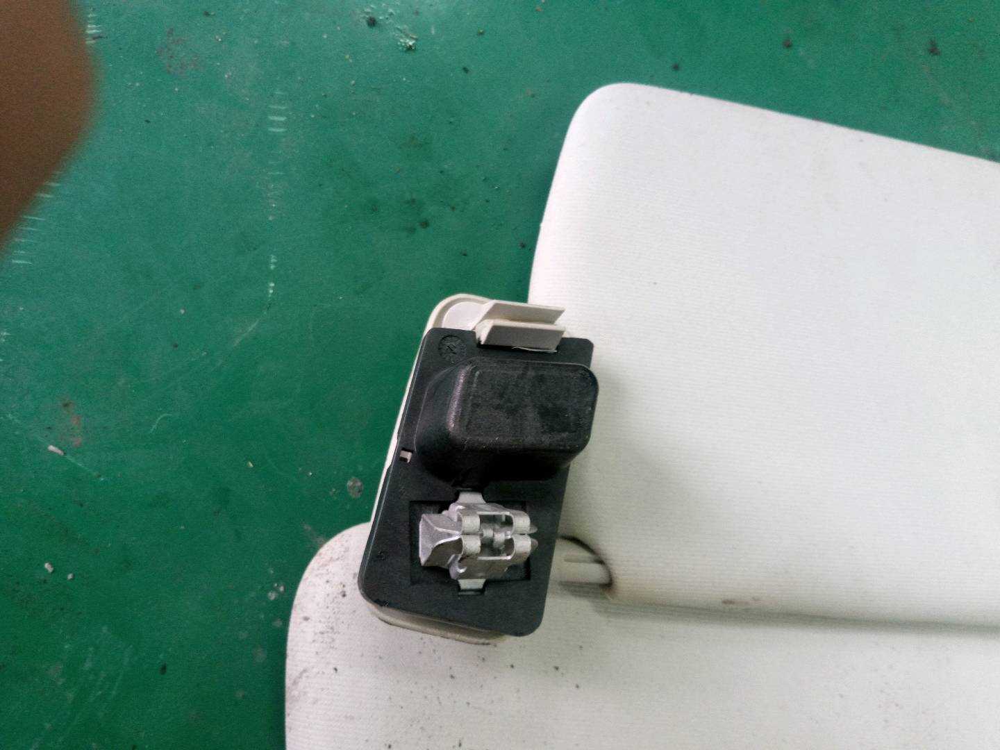 4L08595622F4 遮阳板卡扣(右)