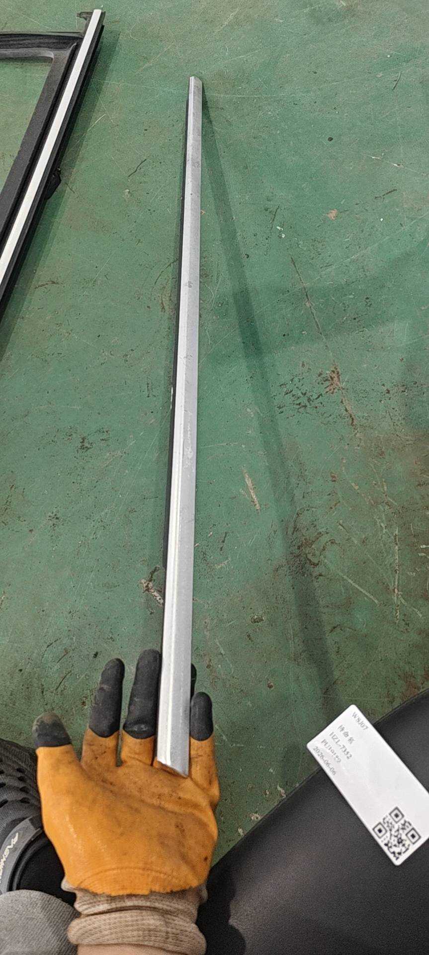 7N0843470C 后门玻璃压条（右外）