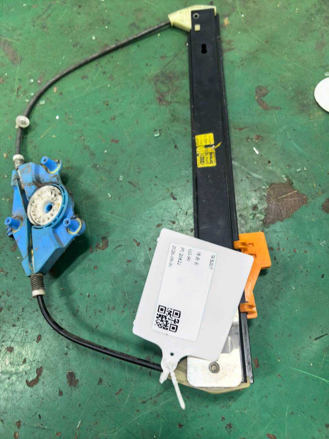 8E0839462C 后门玻璃升降支架(右)