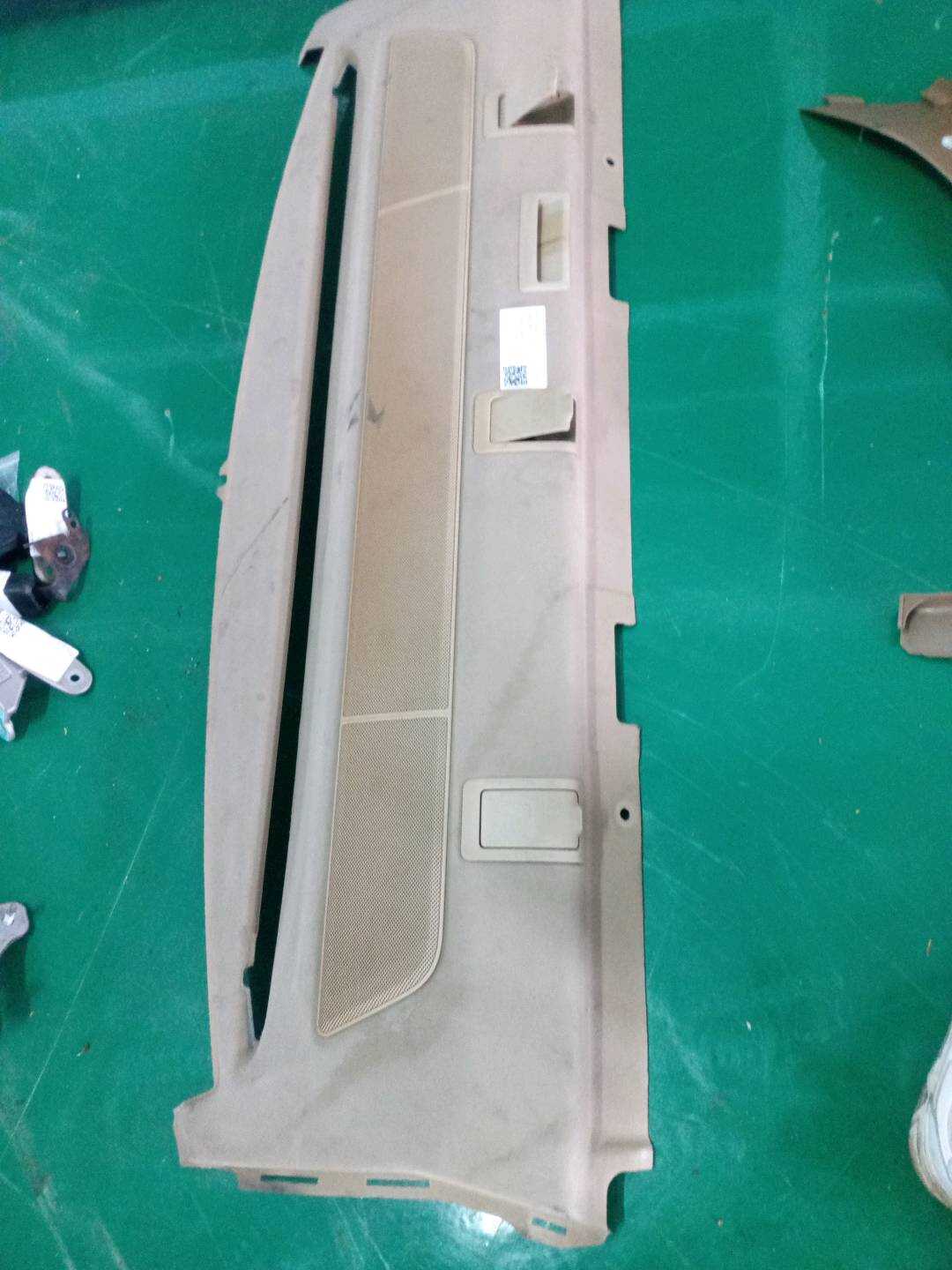 A20469010498N00 后窗台饰板