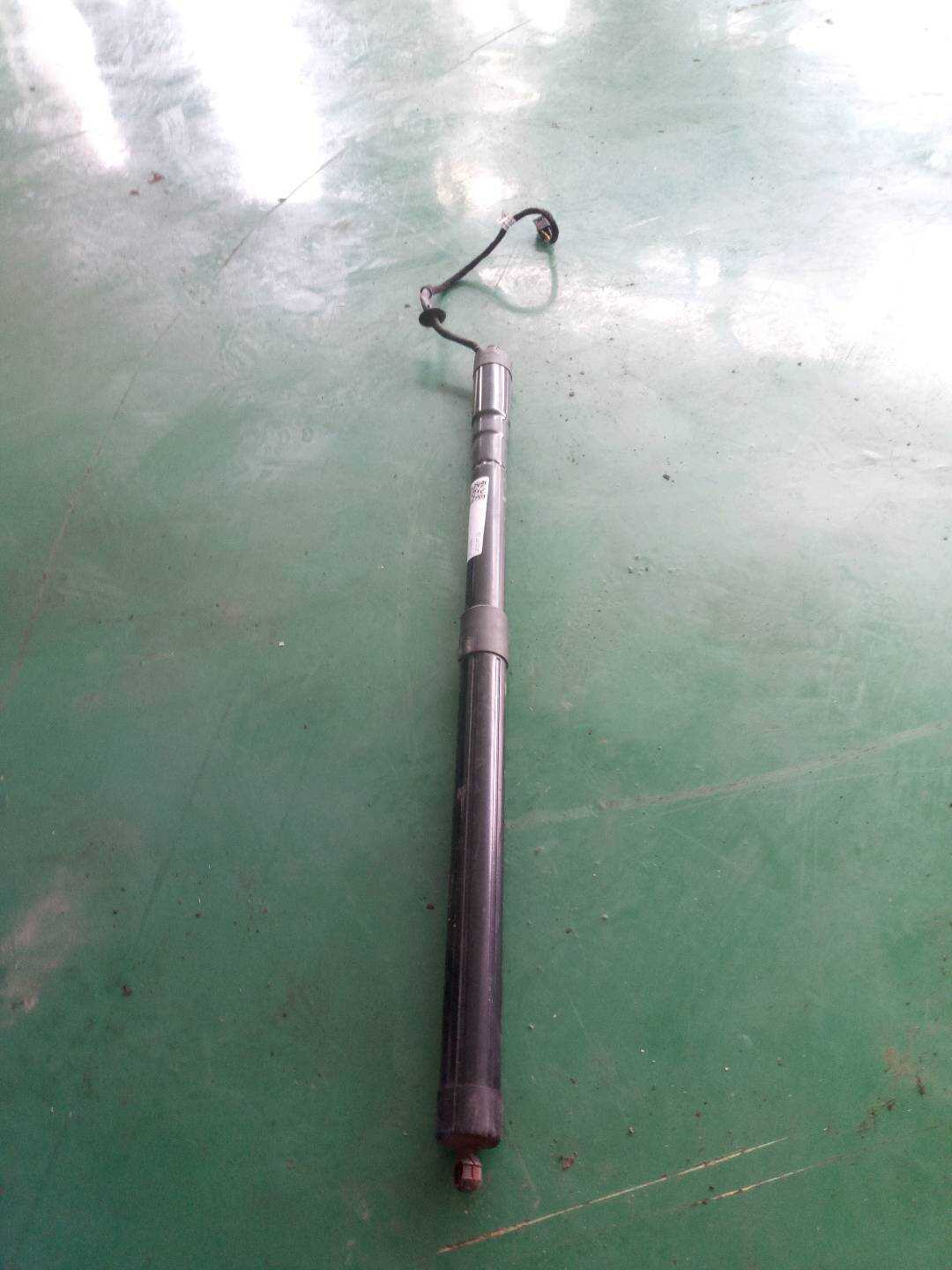 95851285105 尾盖撑杆（右）