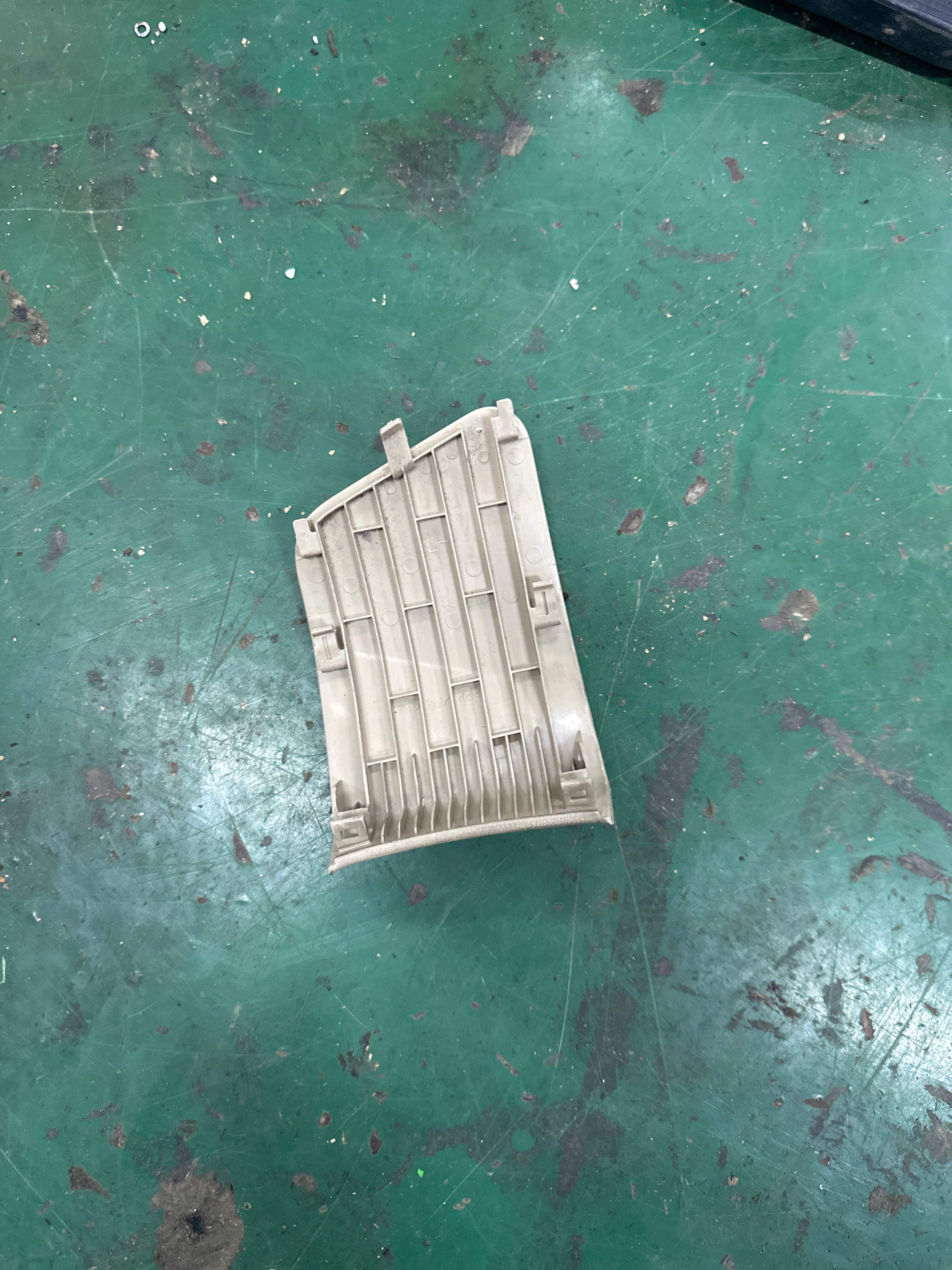 7317933010A0 左侧安全带锚定器盖