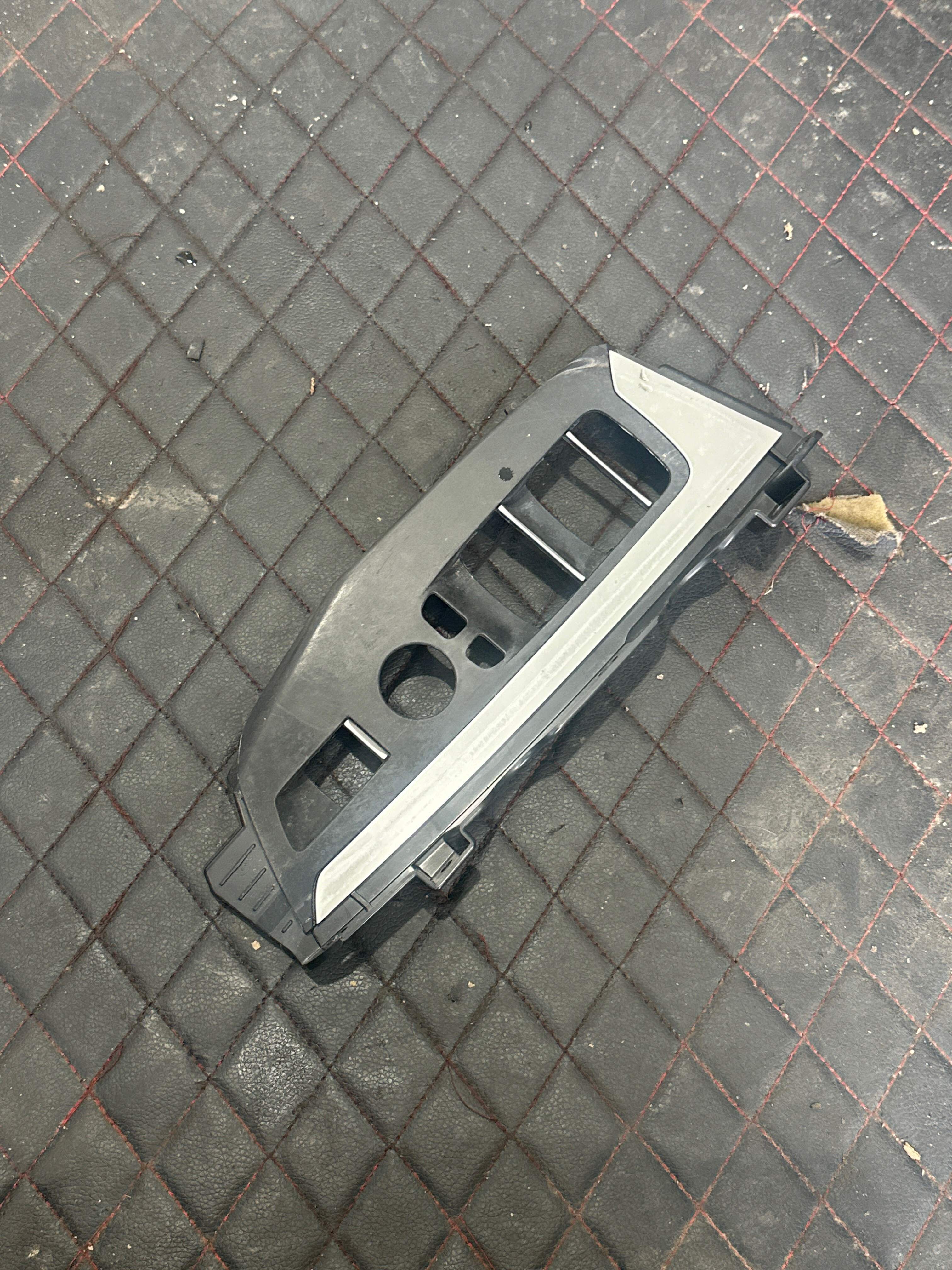 51417473181 前门玻璃升降开关装饰板(左)