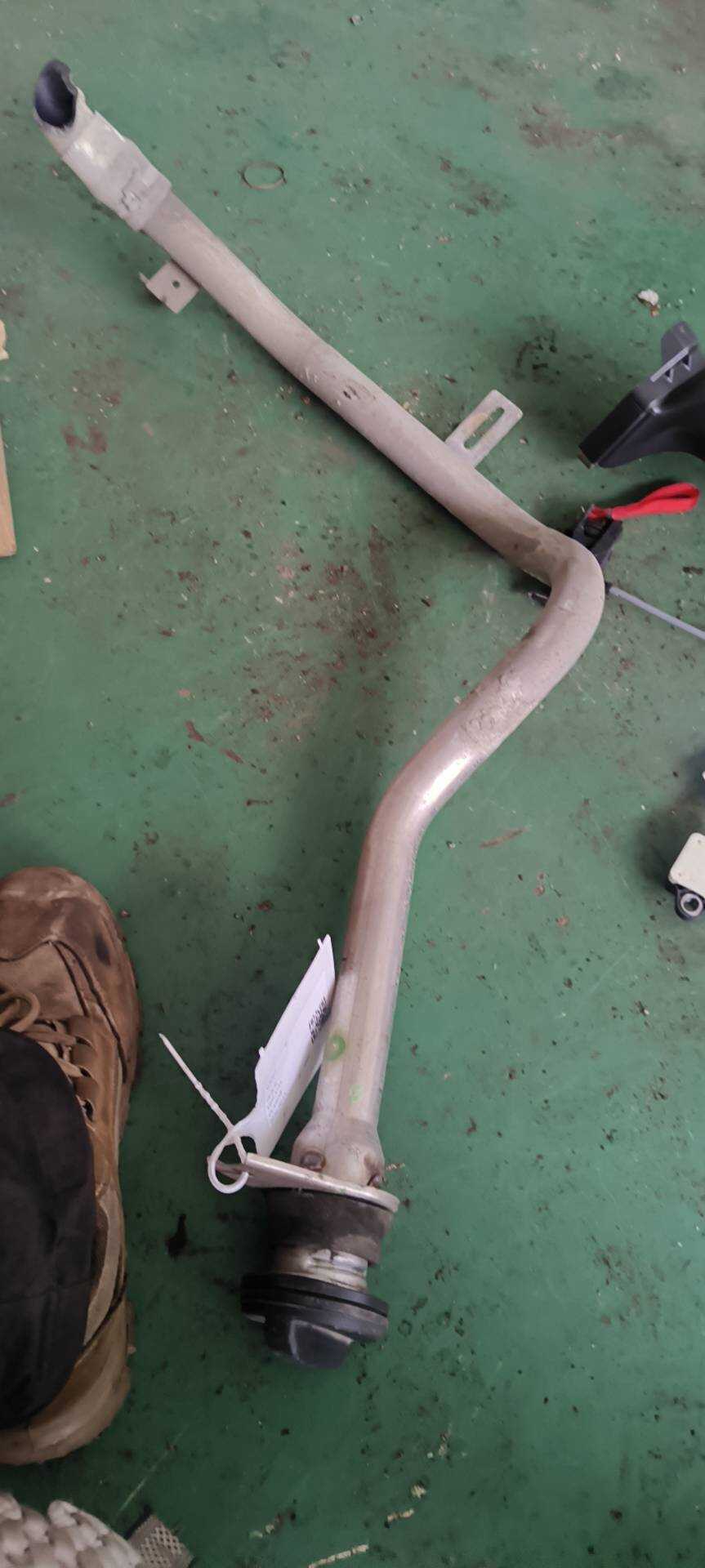 C2Z8968 Fuel Tank Filler Pipe