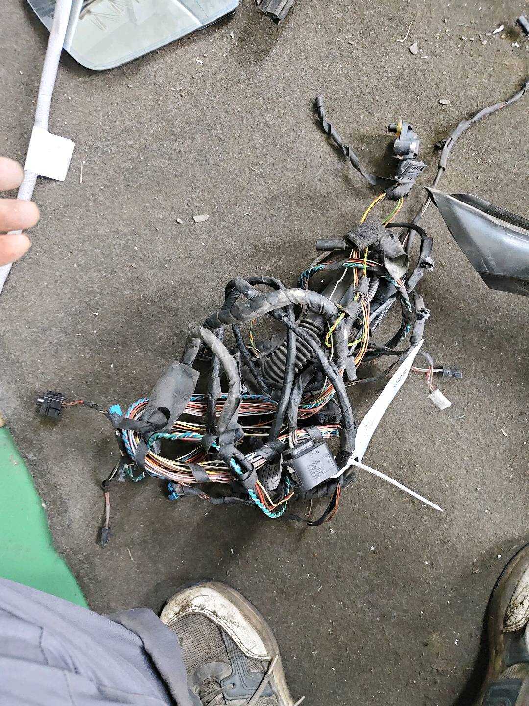 61129219980 前门线束(右)