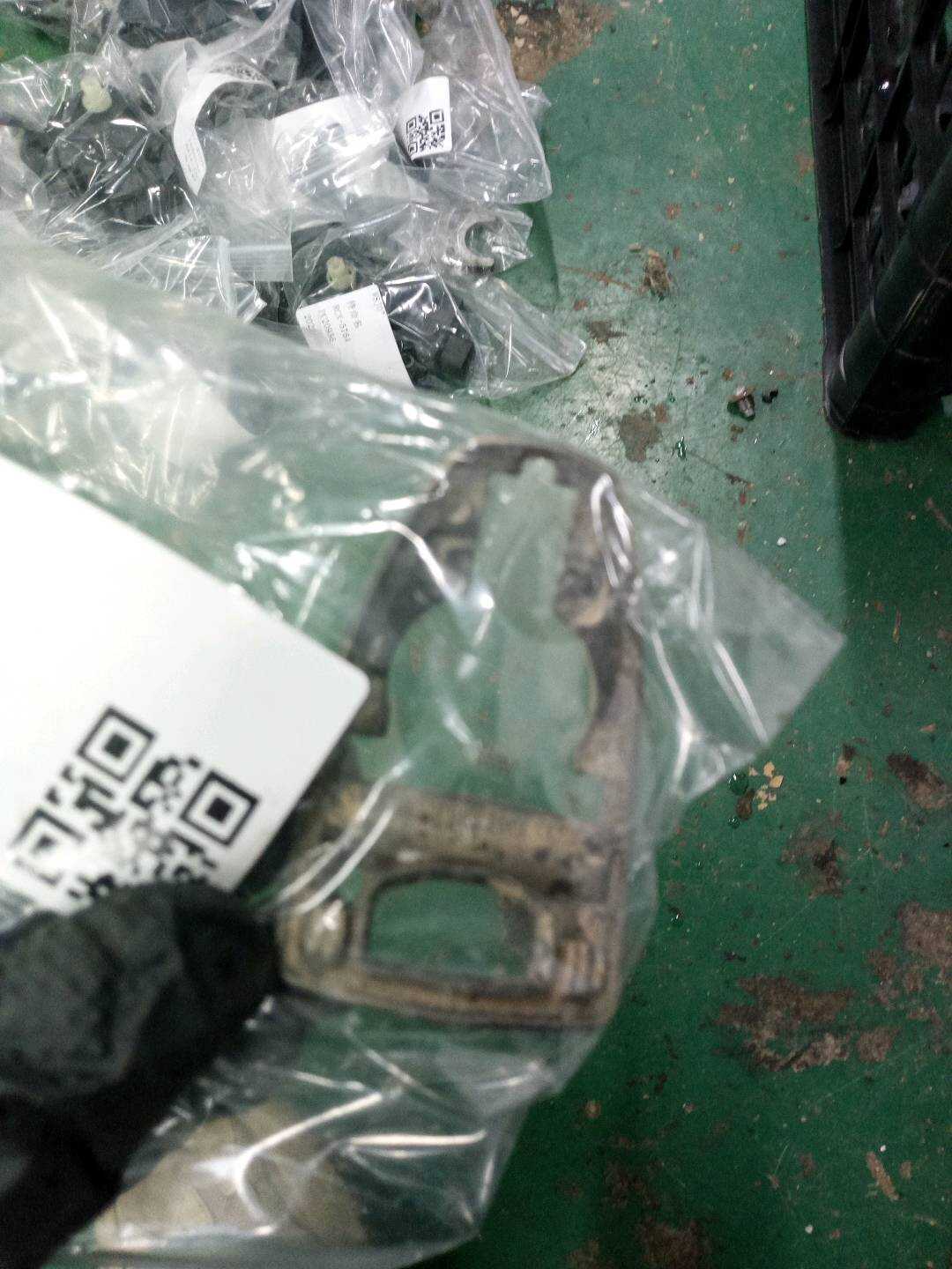 51217304727 前门外拉手隔垫(右)
