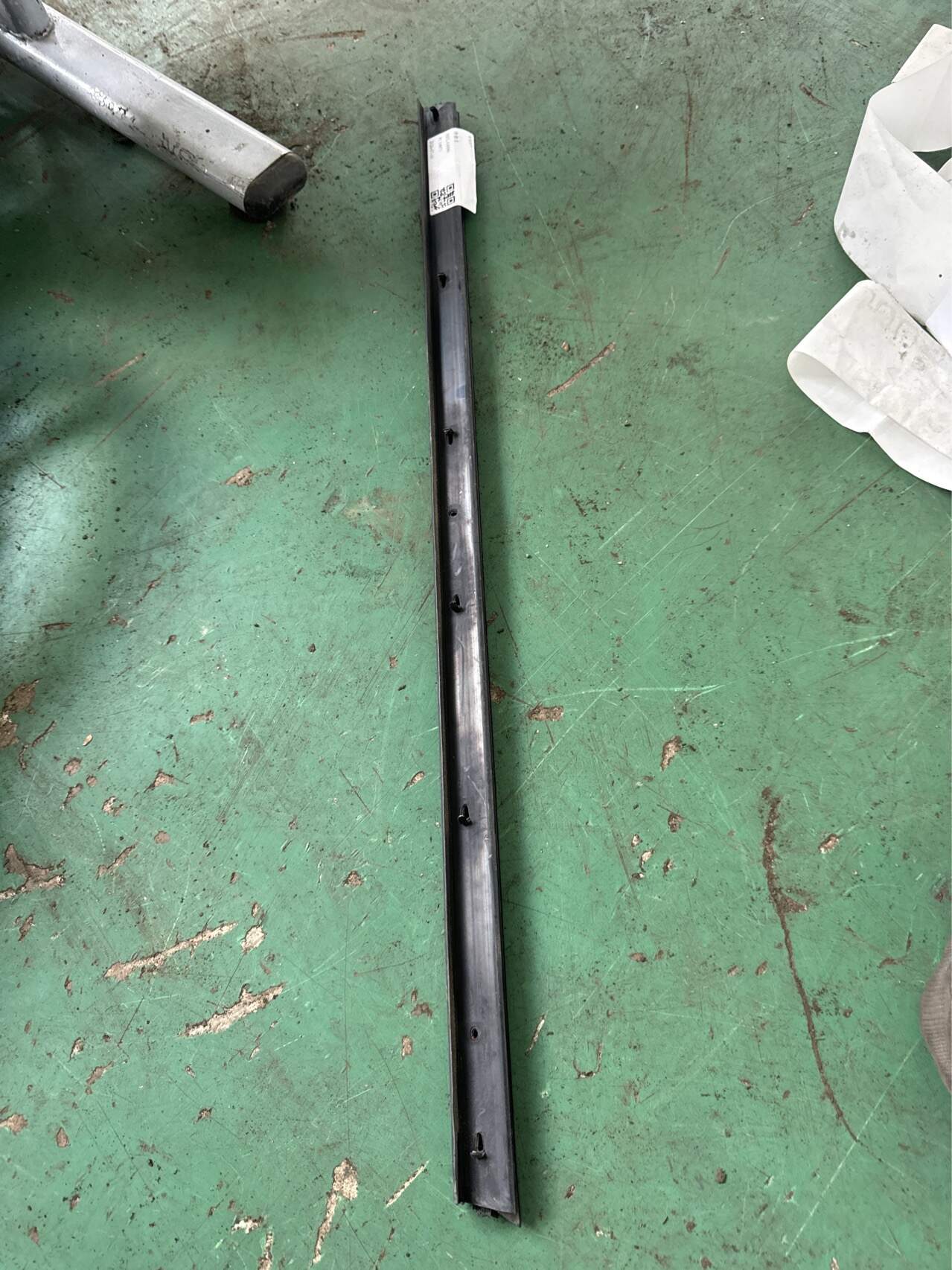 96845923 Front Door Window Molding (Right Inner)