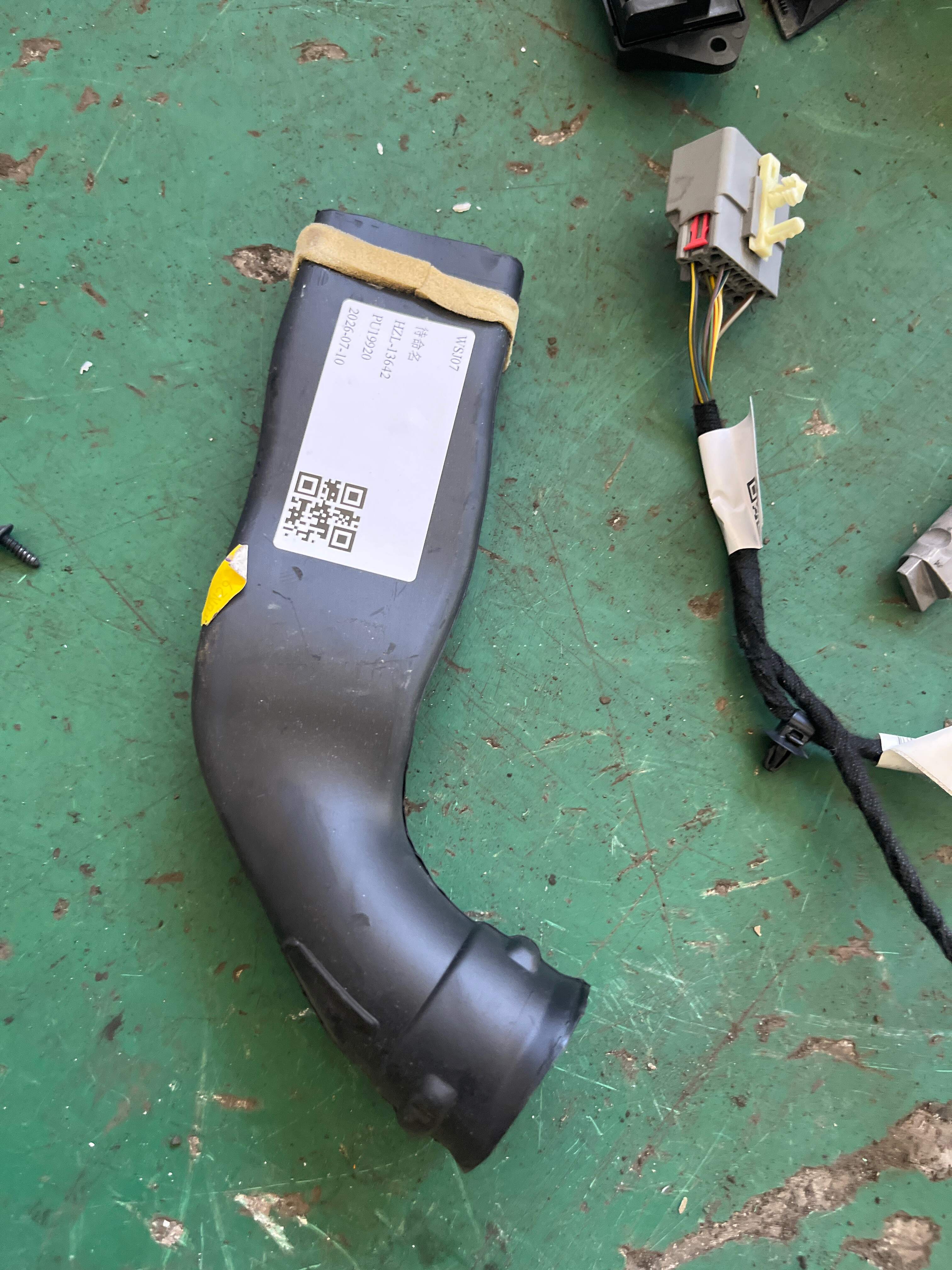 LR025071 Heater Air Duct, Left