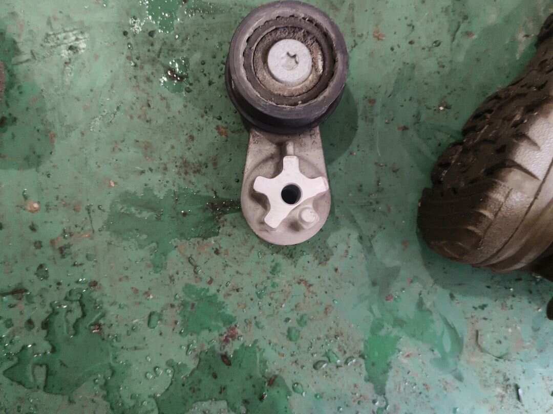 C2D19768 发电机皮带惰轮