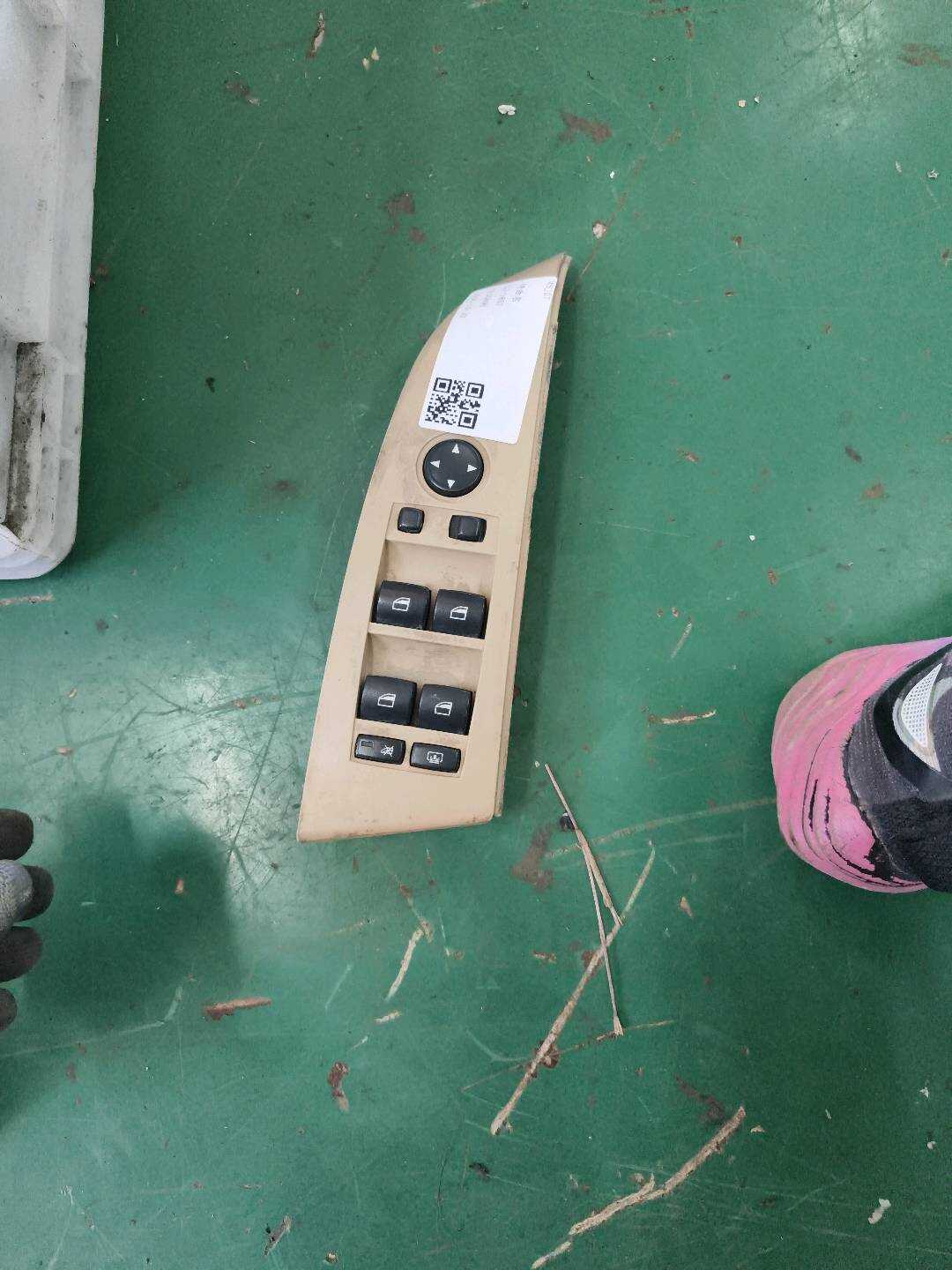61316951919 前门玻璃升降开关(左)