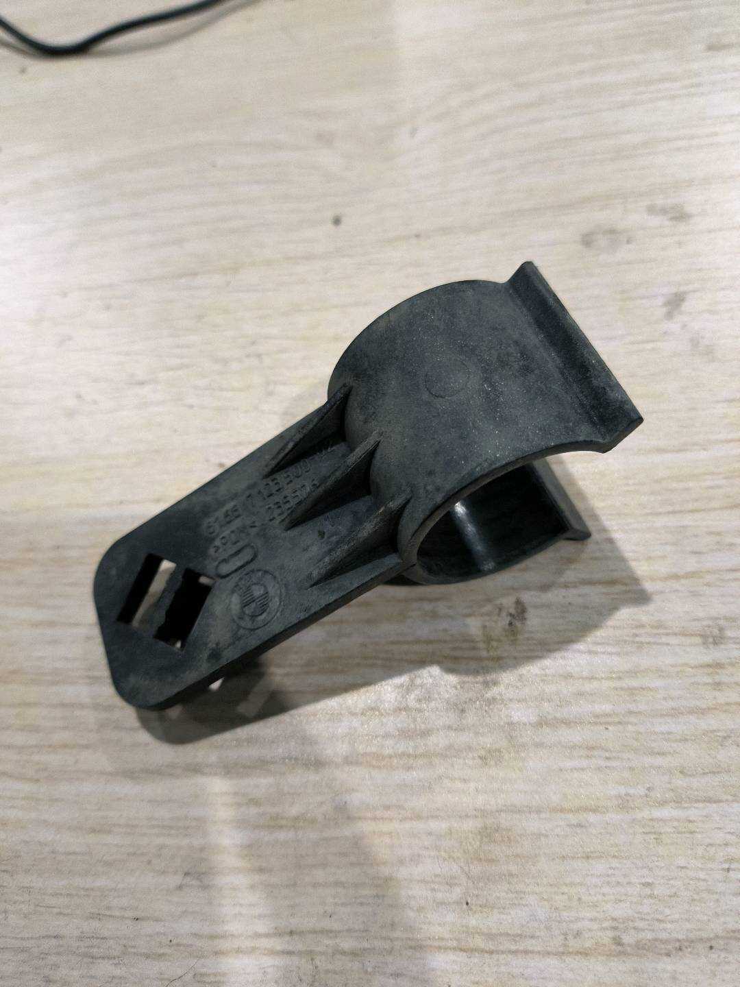 61667123500 Pipe Bracket