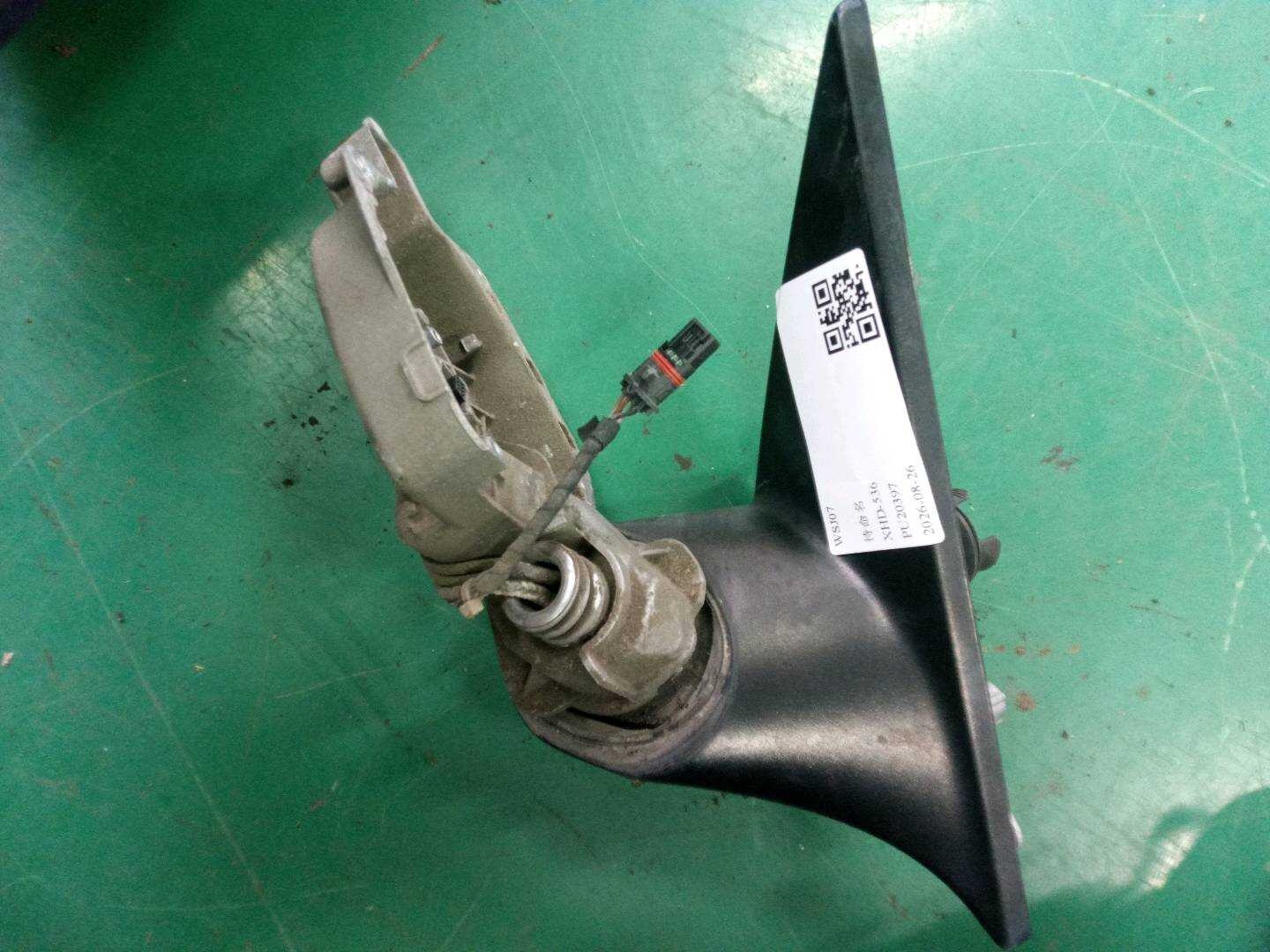 51167281984 倒车镜固定座（右）