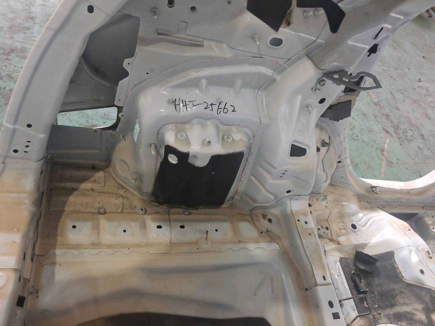 A2466100376 后轮罩（左）