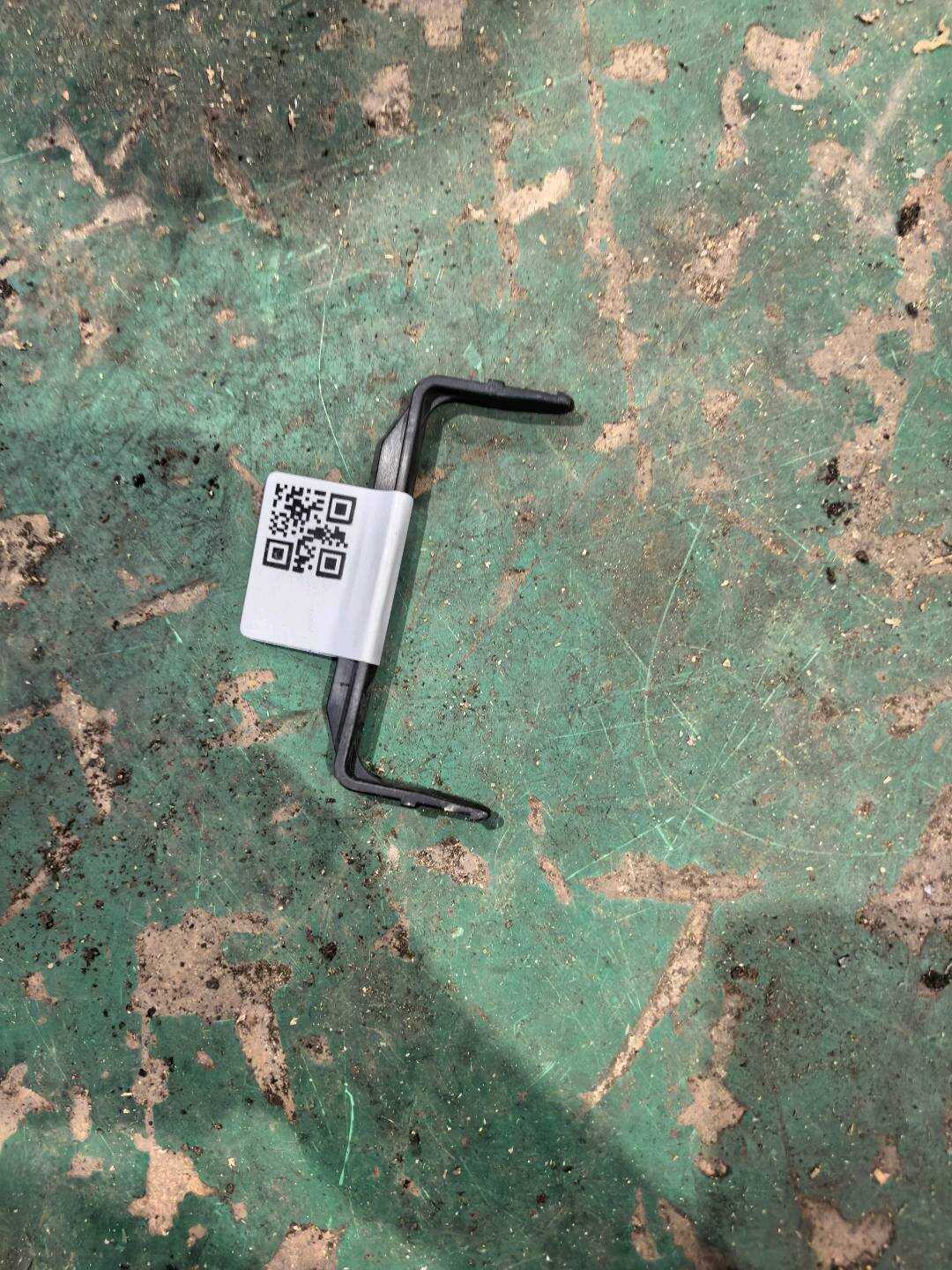 8D0937083 Retaining Clamp