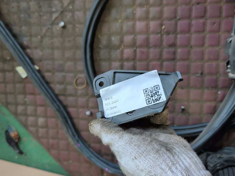 95551163303 前机盖拉线手柄底座