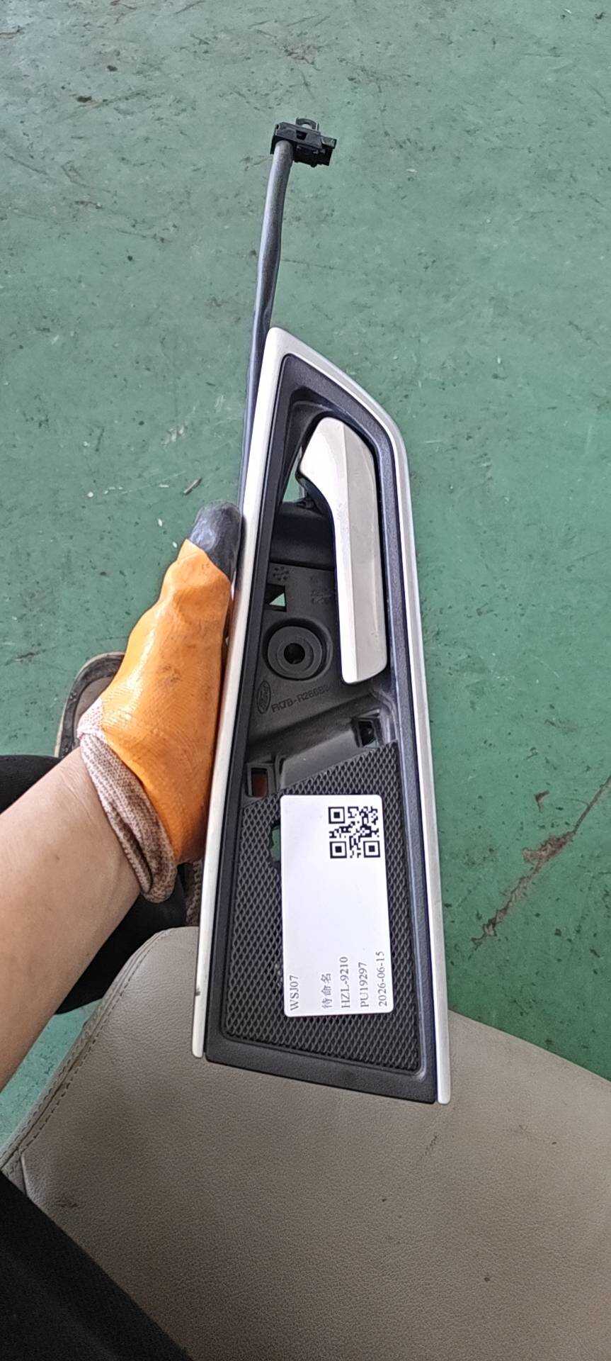 FK7BR266B34BESMA4 后门内拉手(右)