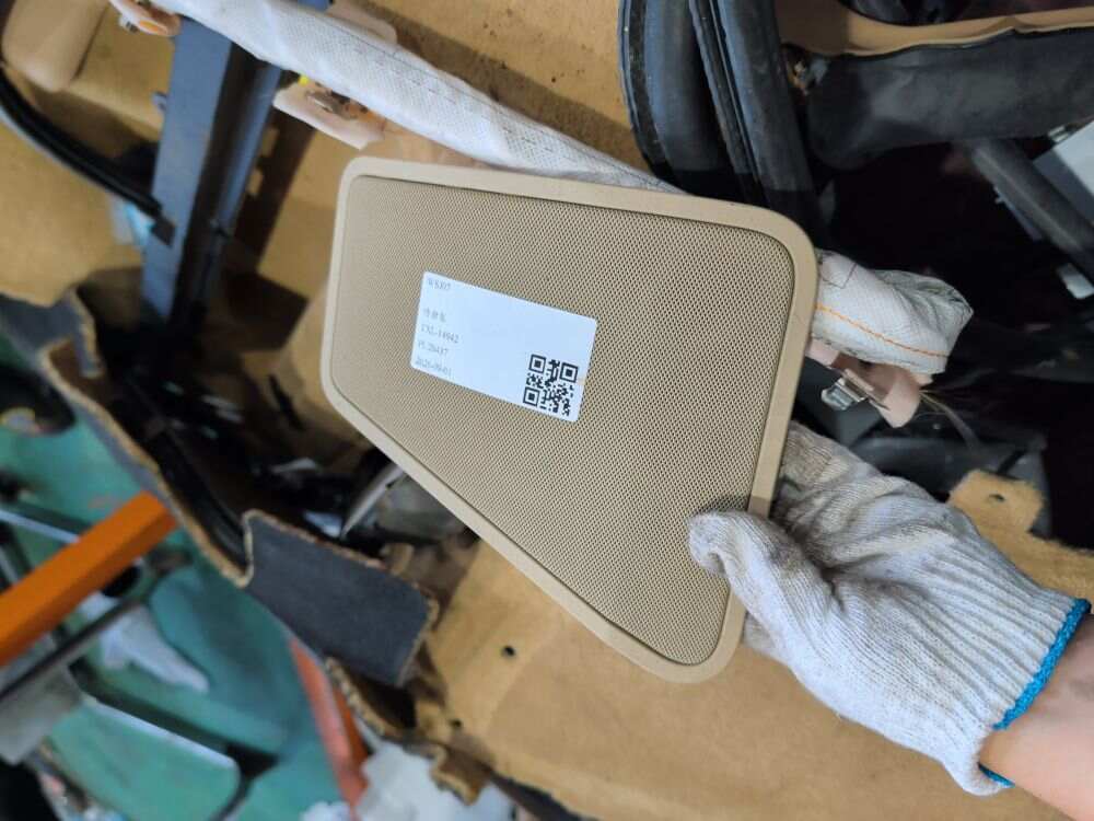 51469179868 后窗台饰板扬声器罩(右)