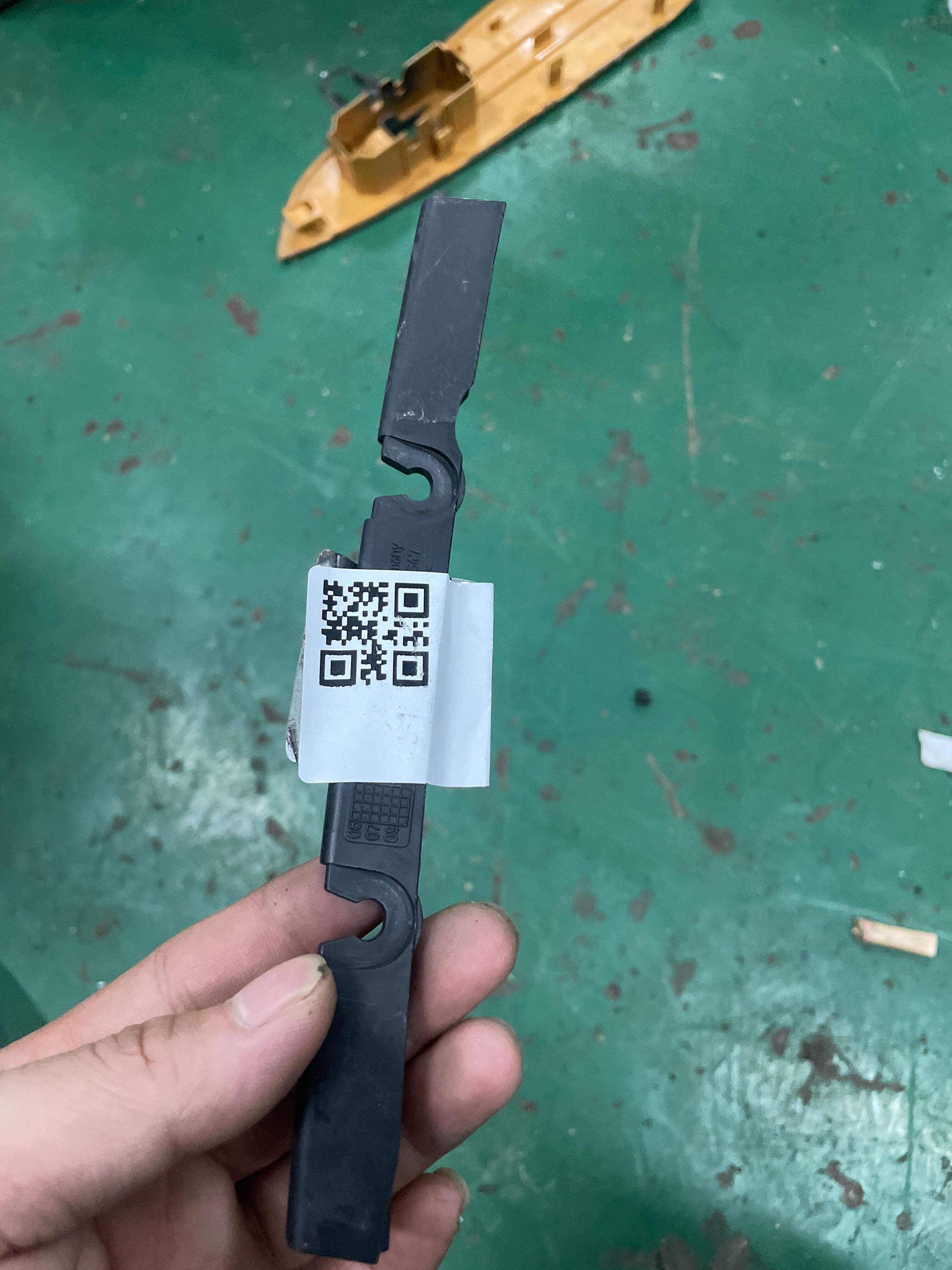 8E0833347 支撑轨